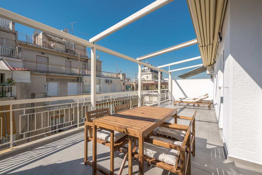 Huge Balcony with pergola 200m metro
