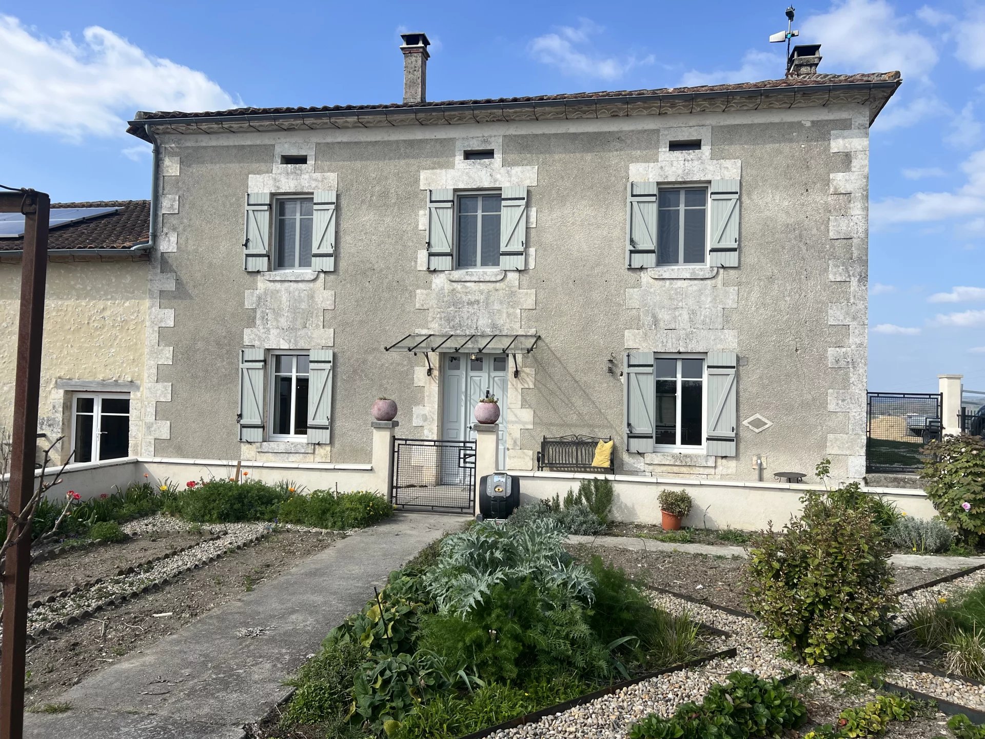 Beautiful 4 bedroom home and independent 2 bedroom apartment surrounded by countryside views, Aquitaine – France – BVI79994