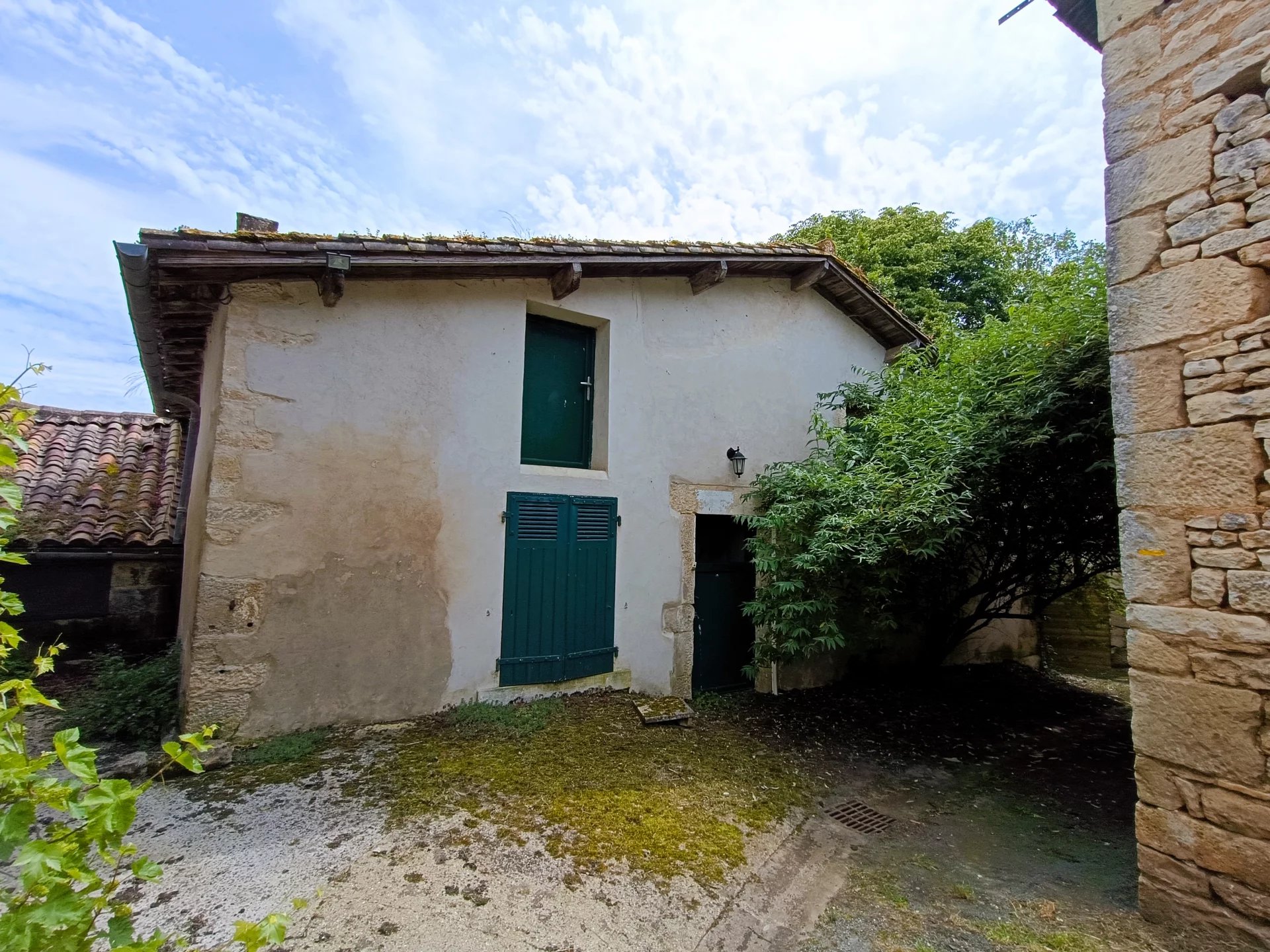 Pretty detached stone cottage to refresh, Poitou-Charentes – France – BVI75631