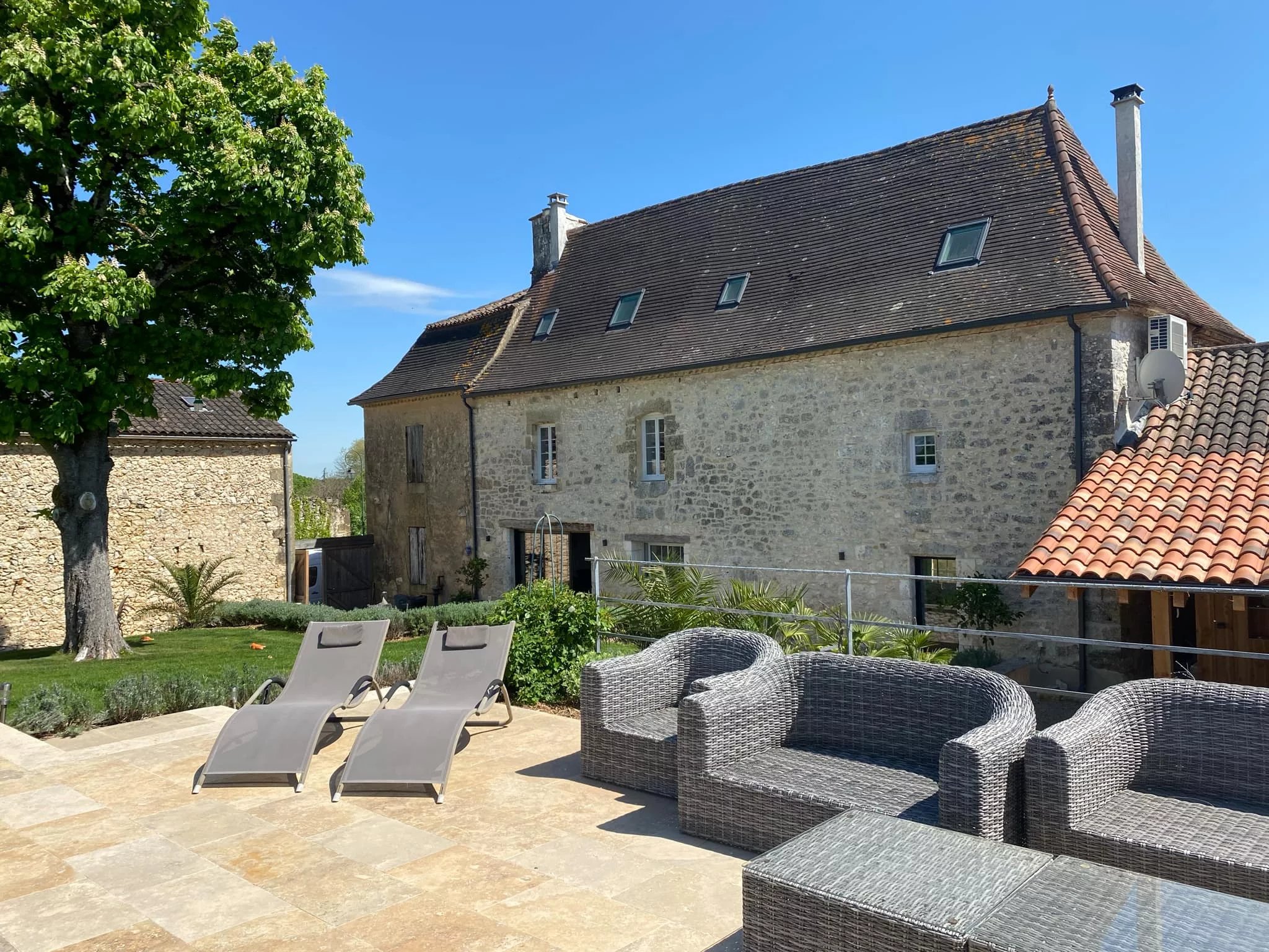 Elegant Manor House with Outbuildings, Guest Apartment plus a  Renovation Project, Aquitaine – France – BVI80542