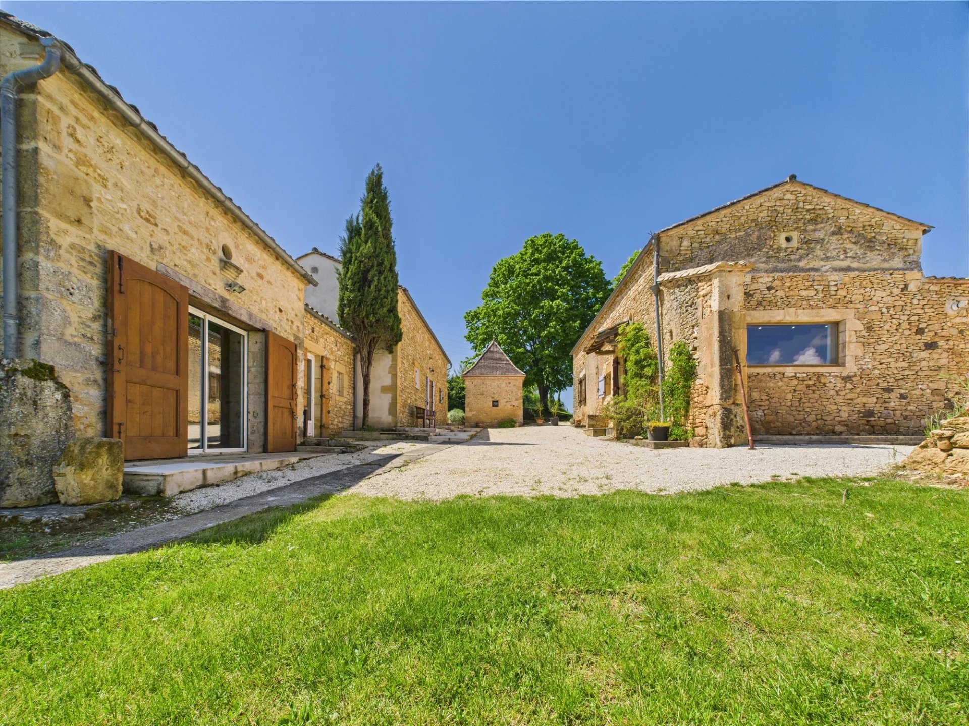 Charming property with two annexes and views of Château de Biron, Aquitaine – France – BVI80101