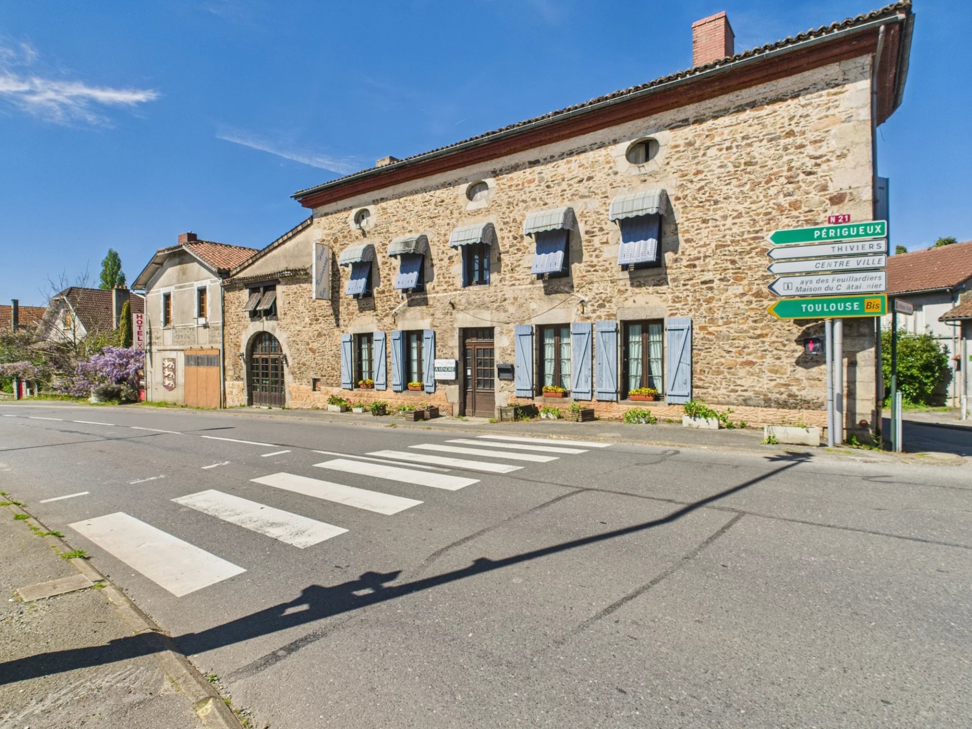 Versatile property in prime location with significant commercial and residential potential, Auvergne – France – BVI80011