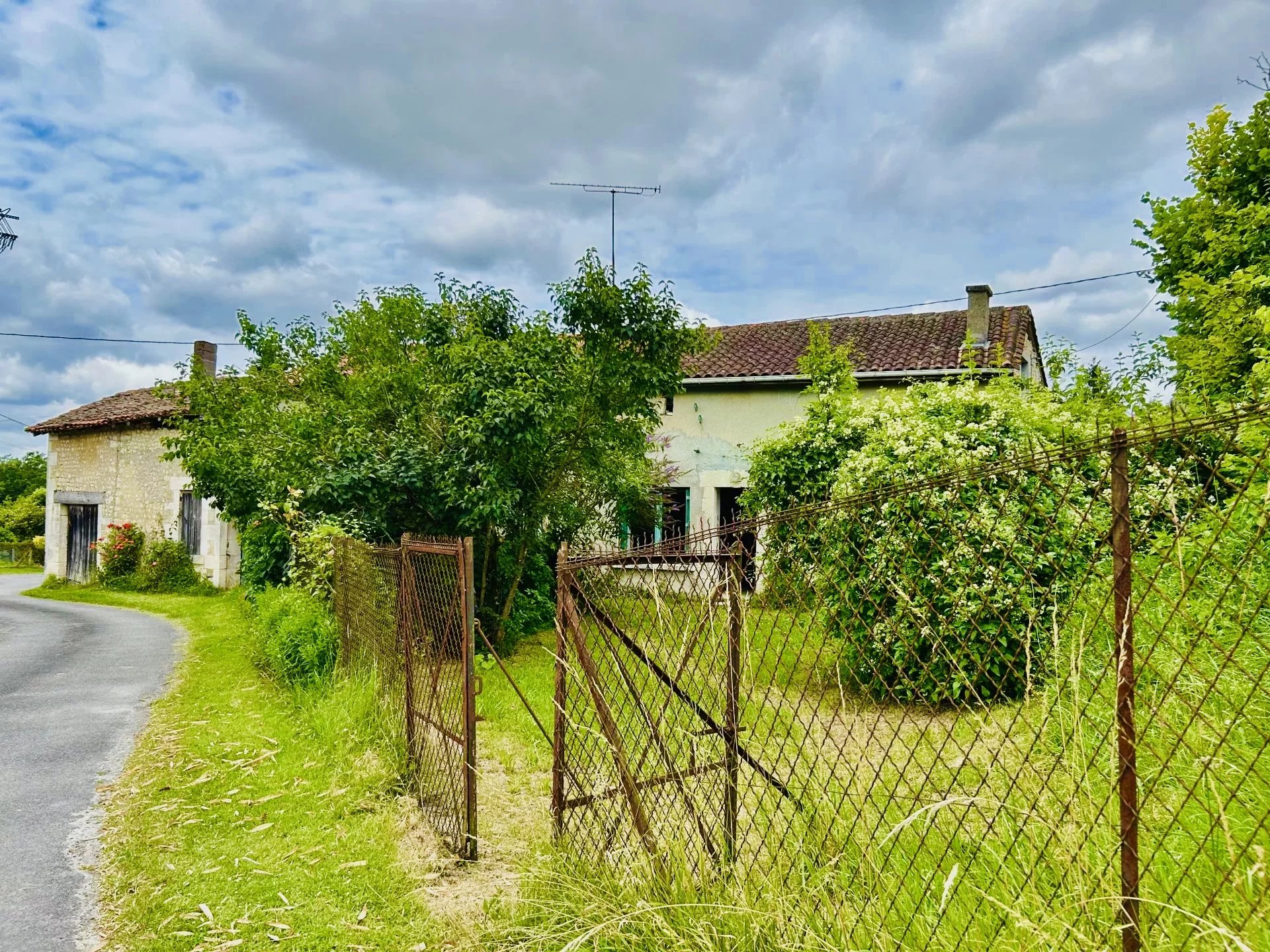 Renovation project in lovely setting, Poitou-Charentes – France – BVI76176
