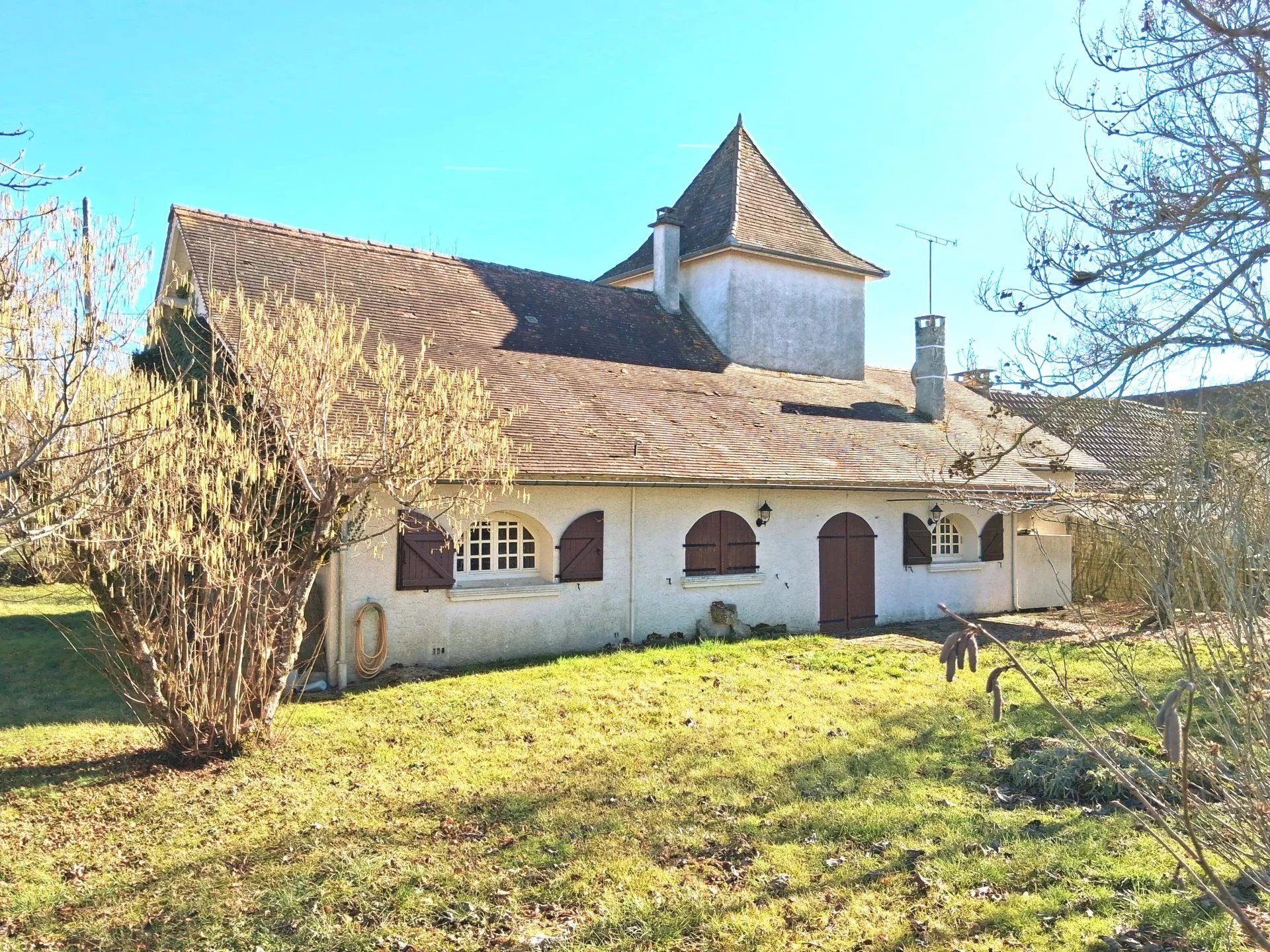 Spacious character family home in friendly hamlet, Midi-Pyrénées – France – BVI76803