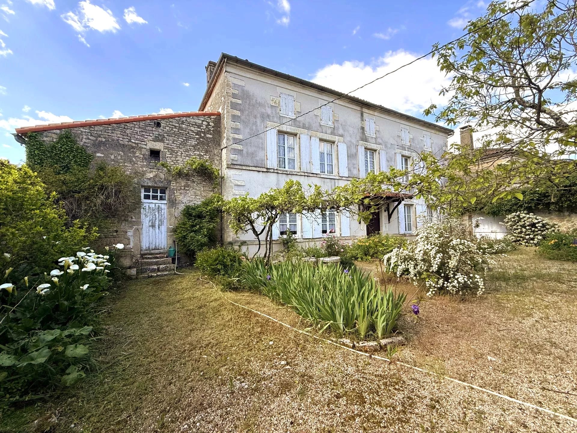 Beautiful 18th century manor house with 6 bedrooms, Poitou-Charentes – France – BVI80826