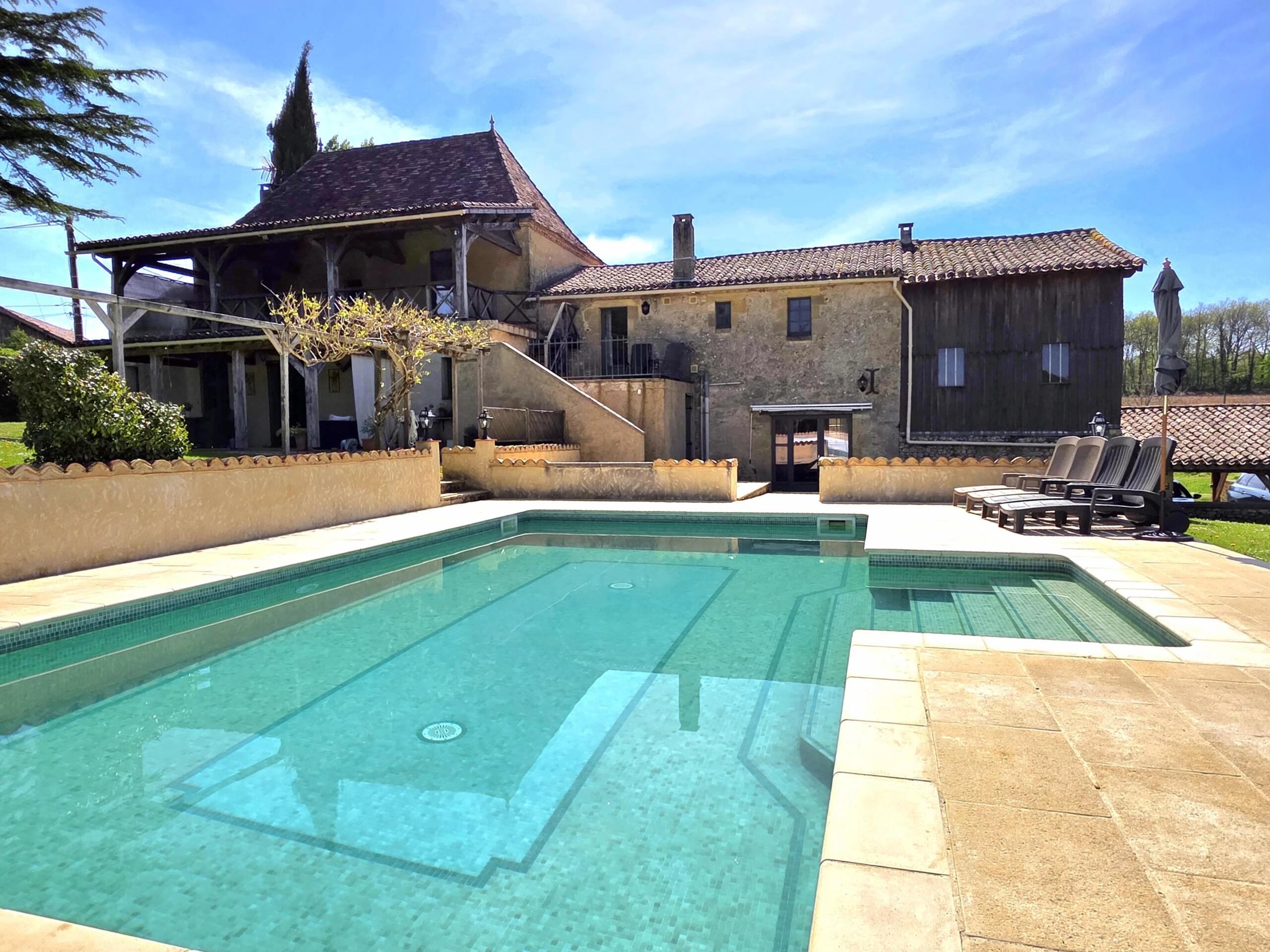 Beautiful stone house set in rolling countryside location, Aquitaine – France – BVI74508