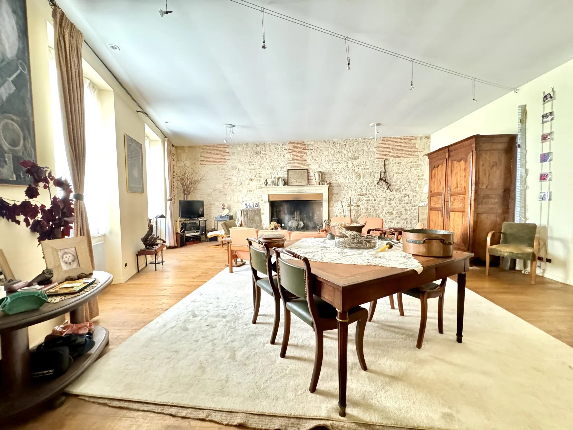 Impressive, period townhouse with 5 bedrooms, veranda, vaulted cellar and garden, Poitou-Charentes – France – BVI67993