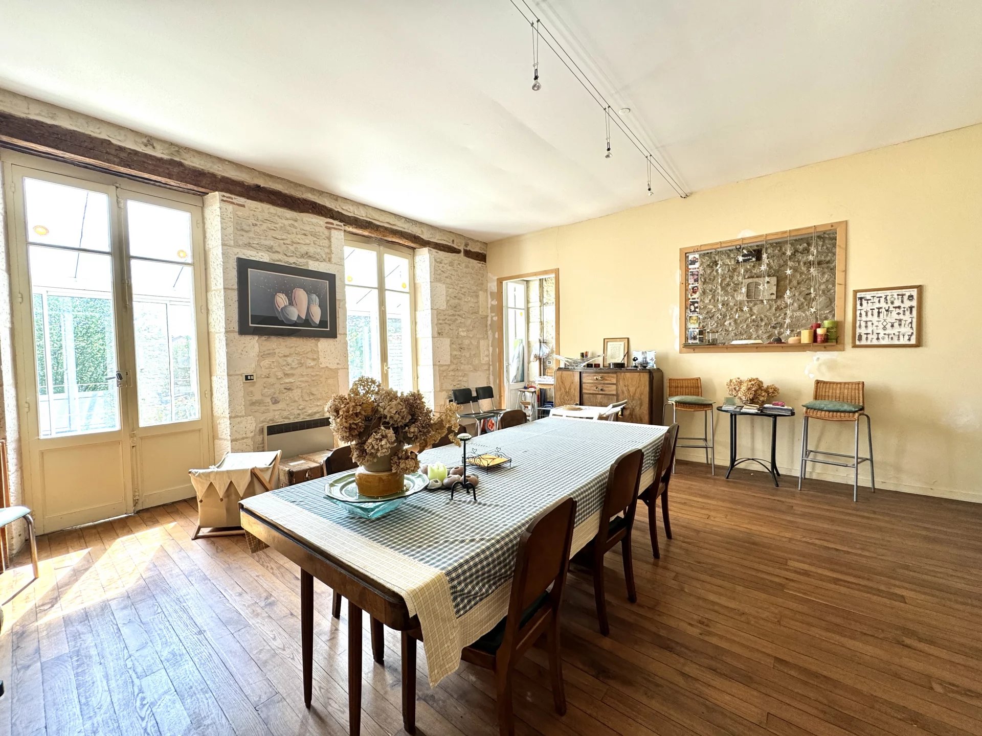 Impressive, period townhouse with 5 bedrooms, veranda, vaulted cellar and garden, Poitou-Charentes – France – BVI67993