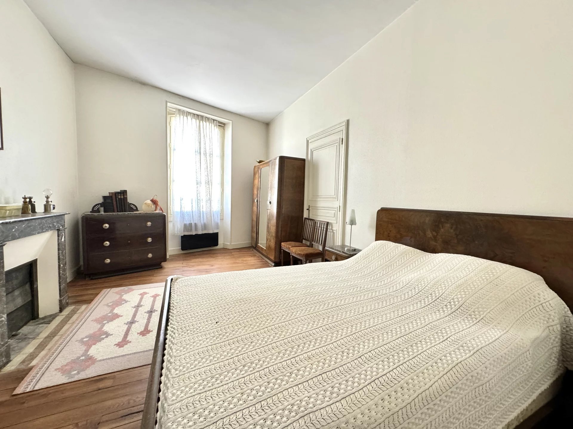 Impressive, period townhouse with 5 bedrooms, veranda, vaulted cellar and garden, Poitou-Charentes – France – BVI67993