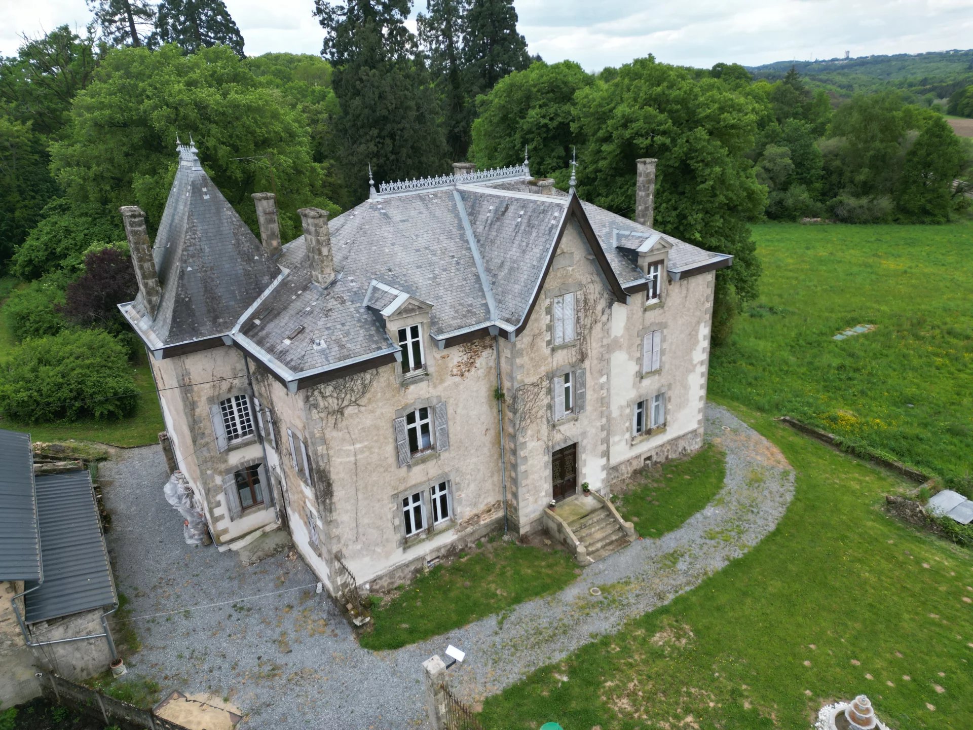 Grand chateau near Limoges, offering amazing potential as a home, boutique hotel or bed and breakfast, Limousin – France – BVI80775