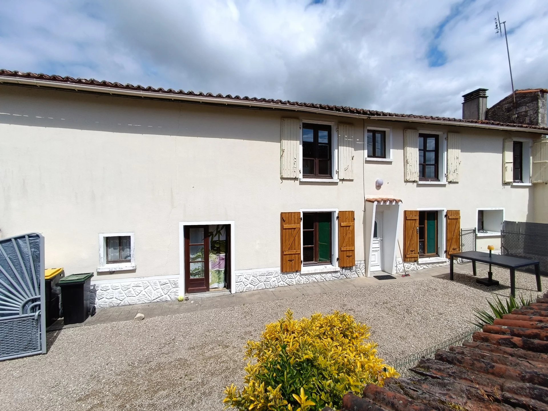 Three-bedroom village house with barn, garage and courtyard, Poitou-Charentes – France – BVI80727