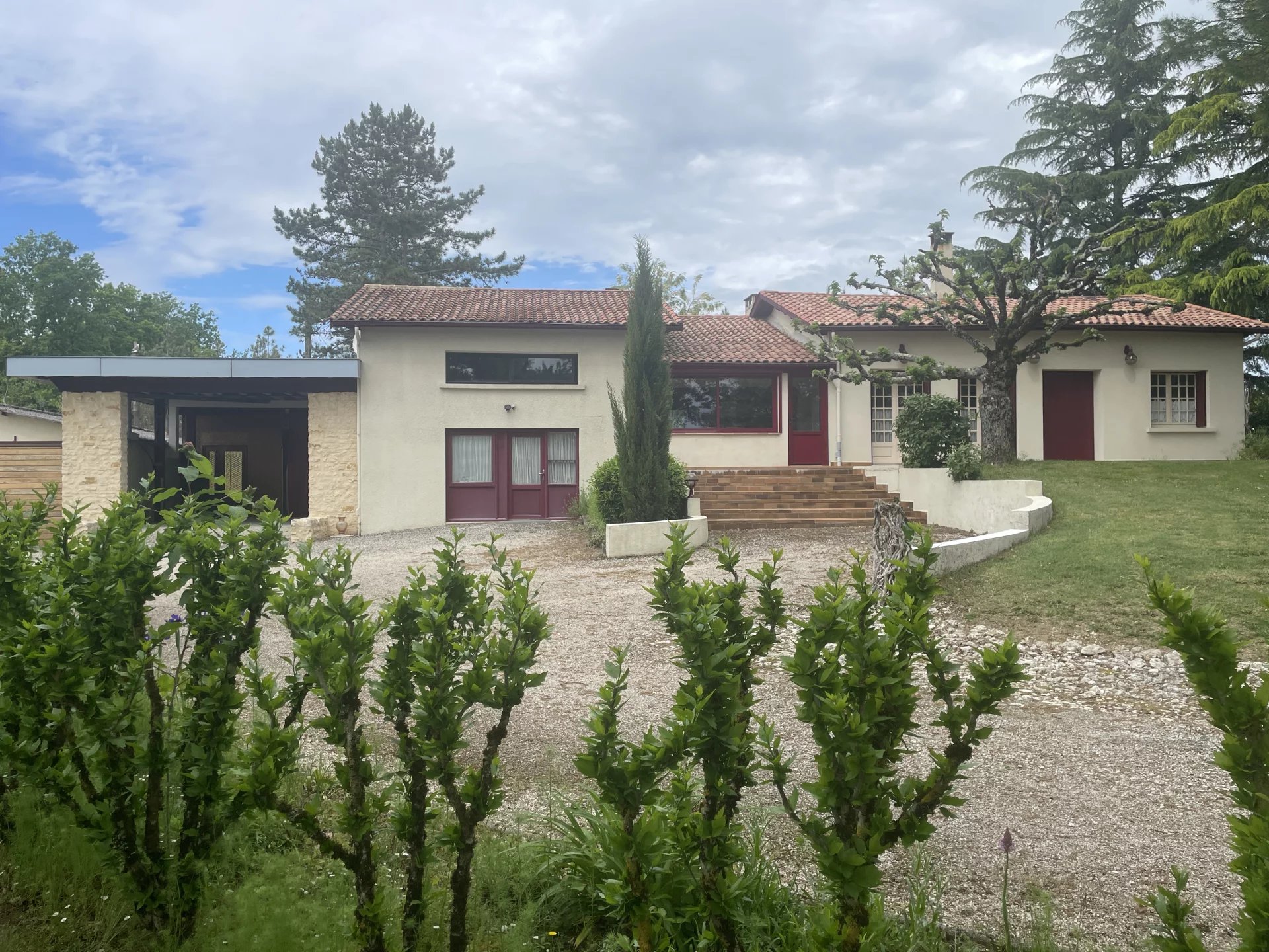 Single storey house with apartment and outbuildings set in a lovely rural location, Aquitaine – France – BVI72872