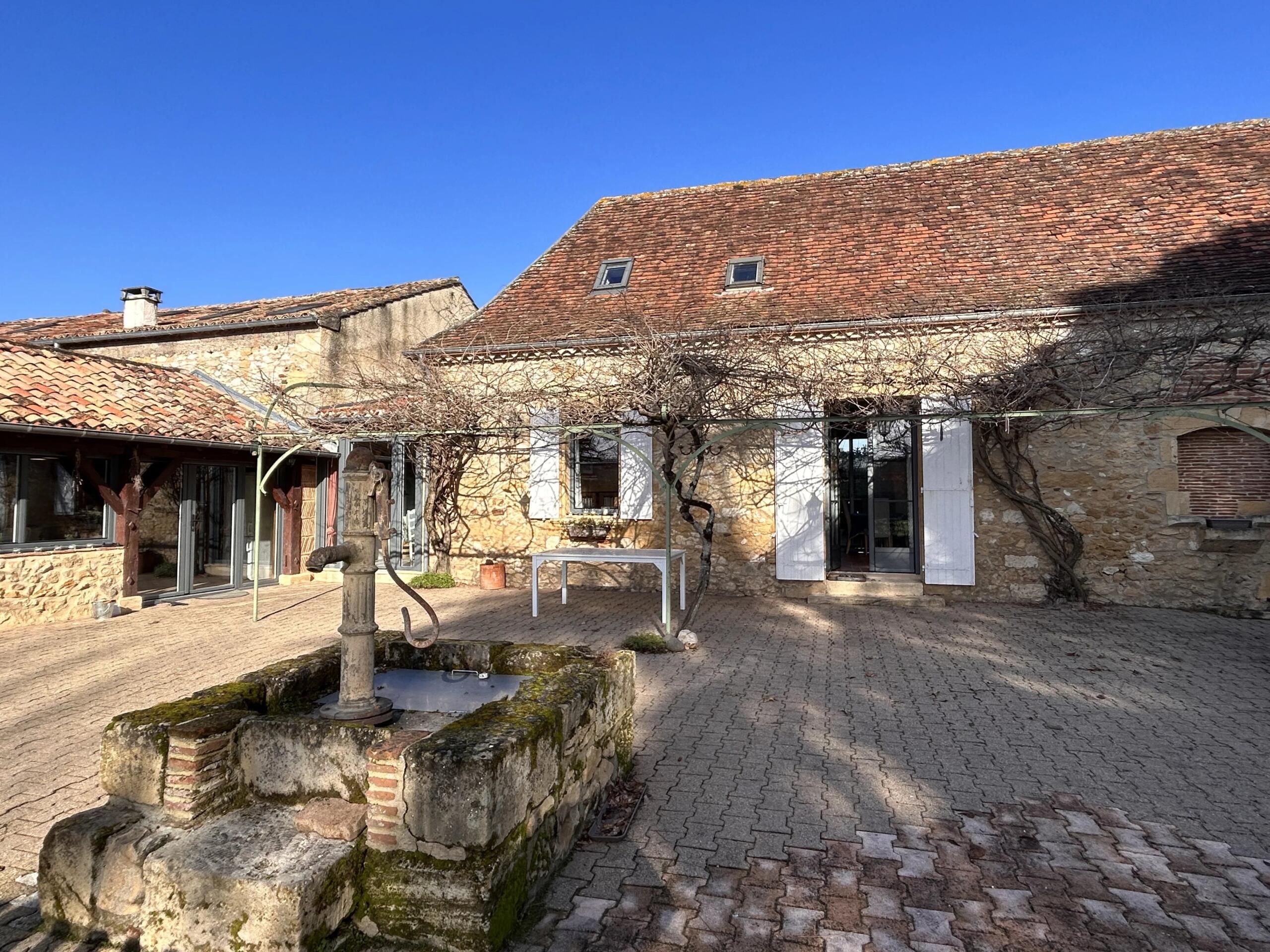 Fabulous family home or income generating with large pool near Bergerac, Aquitaine – France – BVI68643
