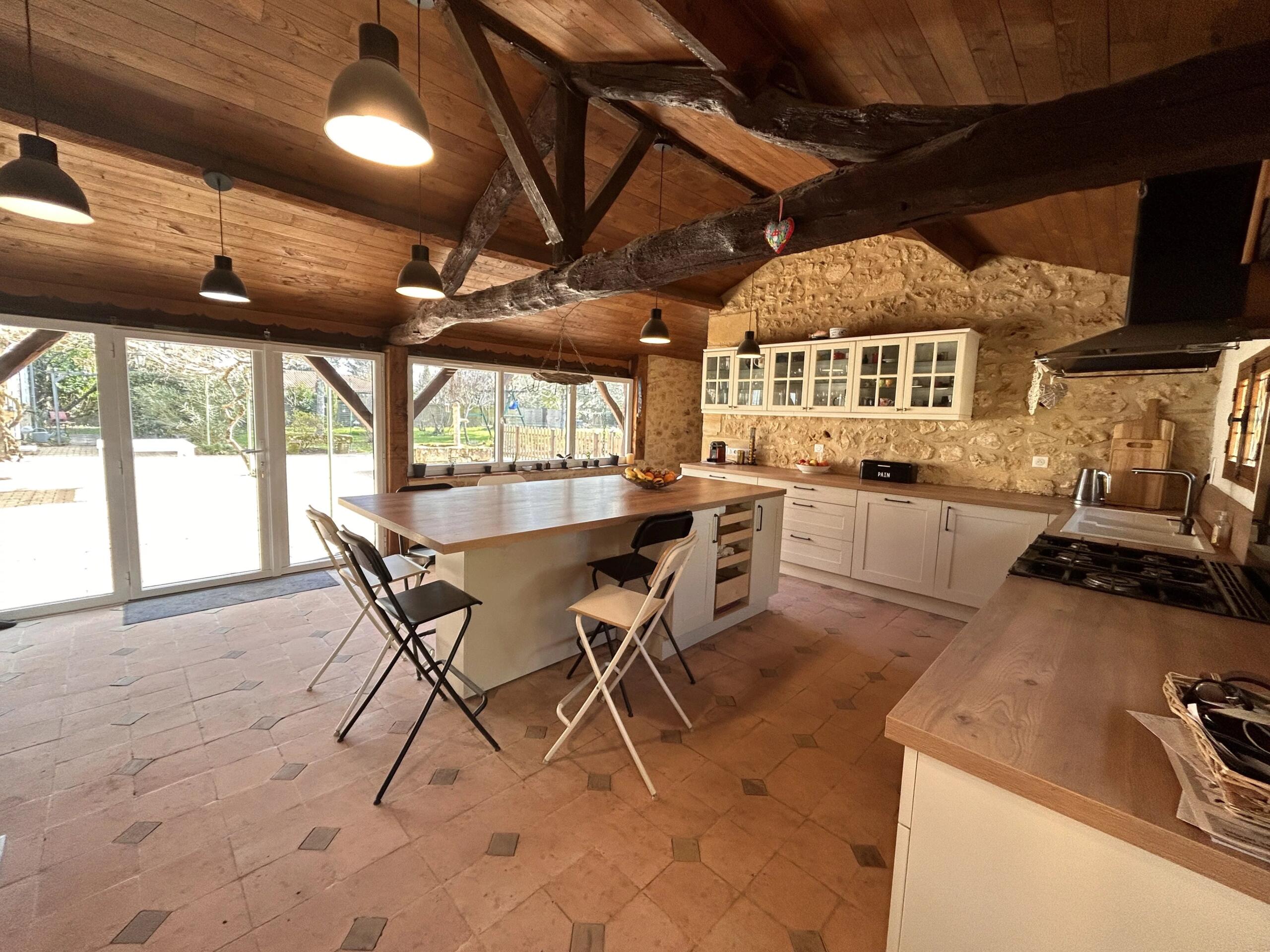 Fabulous family home or income generating with large pool near Bergerac, Aquitaine – France – BVI68643