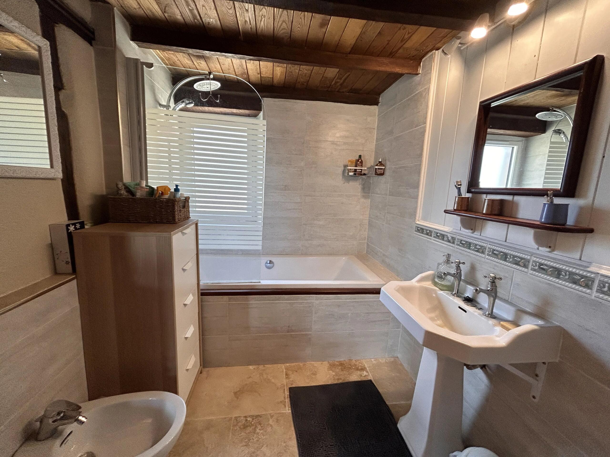 Fabulous family home or income generating with large pool near Bergerac, Aquitaine – France – BVI68643