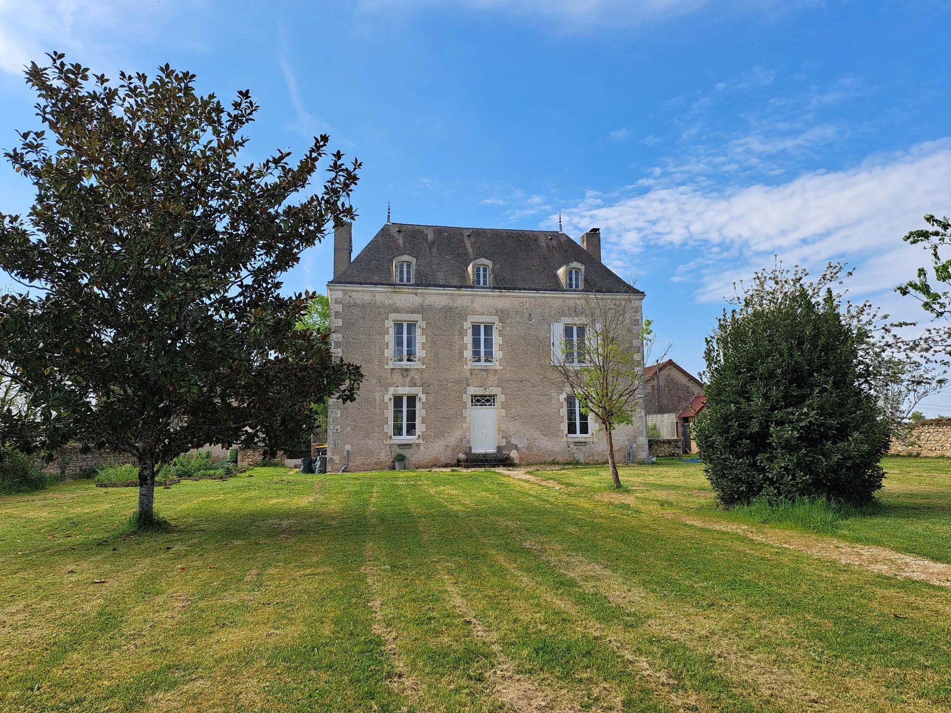 Beautiful Maison de Maître in an idyllic location, Poitou-Charentes – France – BVI74676