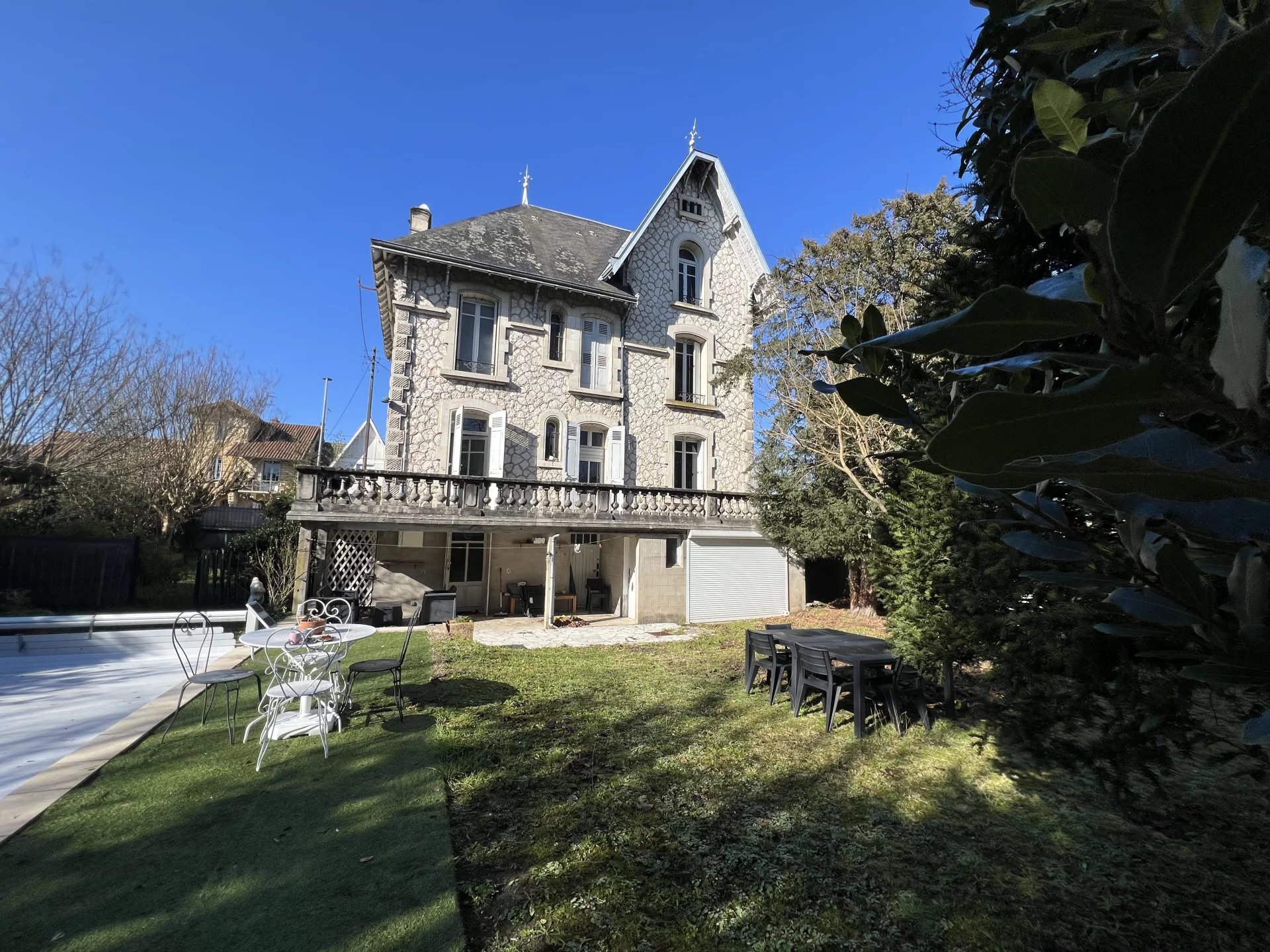 Atypical 5-bedroom town house with swimming pool, Aquitaine – France – BVI78030