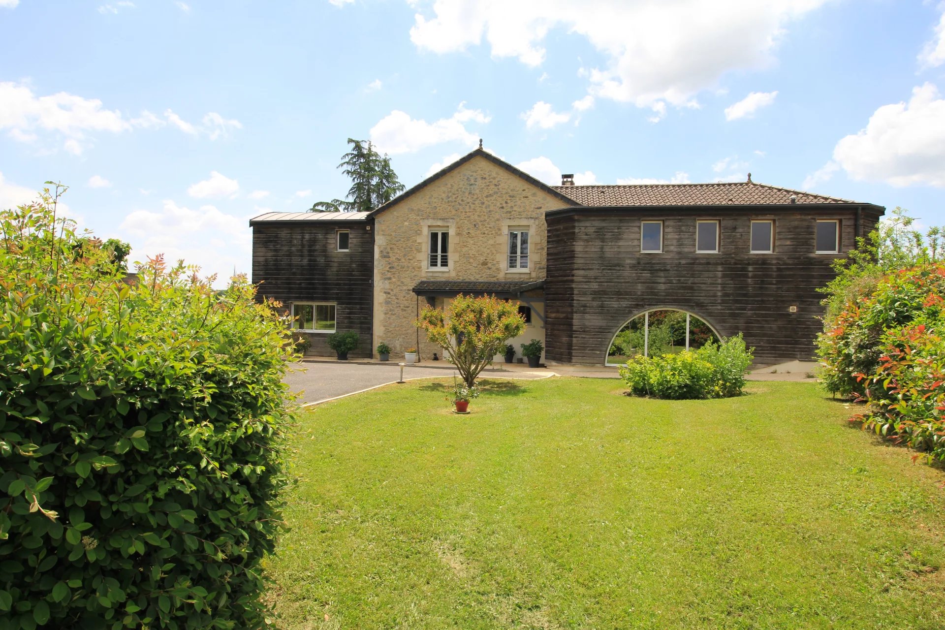 Beautiful house offering two independent dwellings with large garden, Aquitaine – France – BVI78111