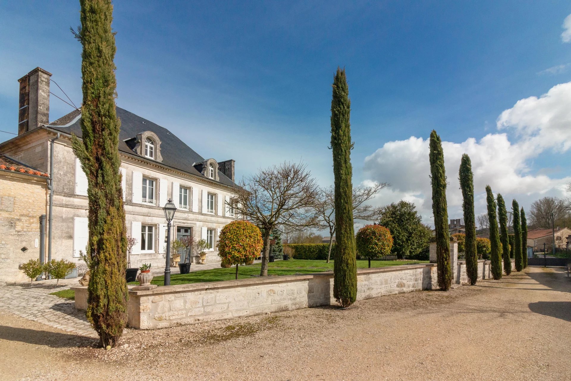 Beautifully presented Maison de Maître with pool, Poitou-Charentes – France – BVI68230
