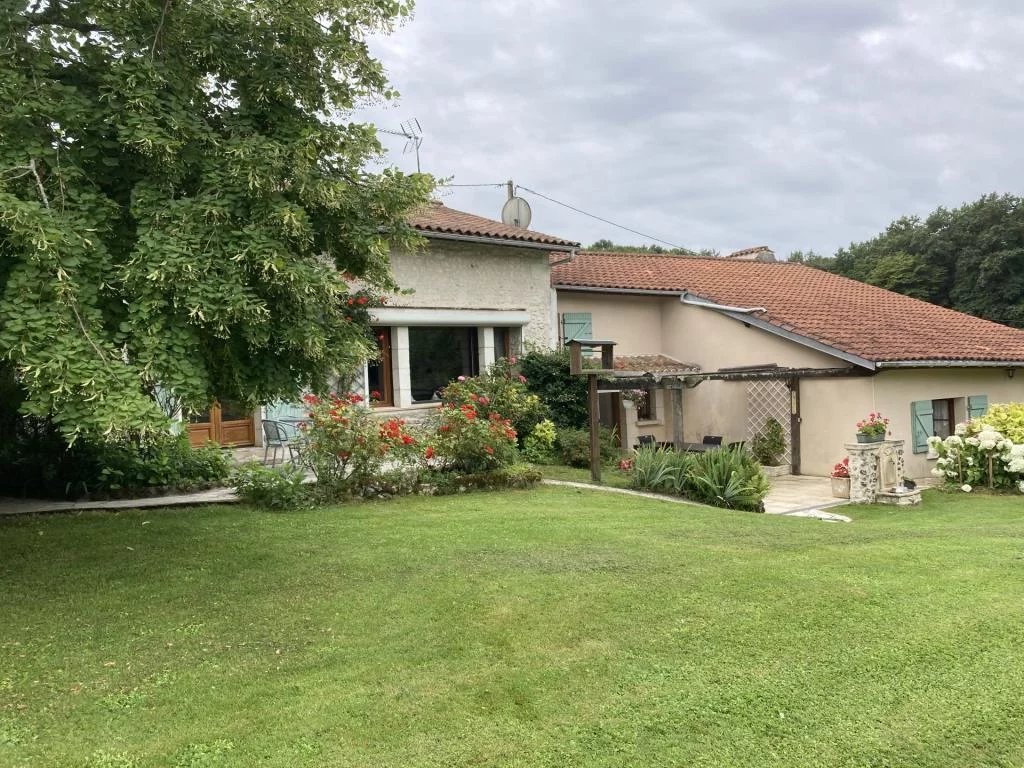 Fabulous five bedroom house with swimming pool, Poitou-Charentes – France – BVI79544