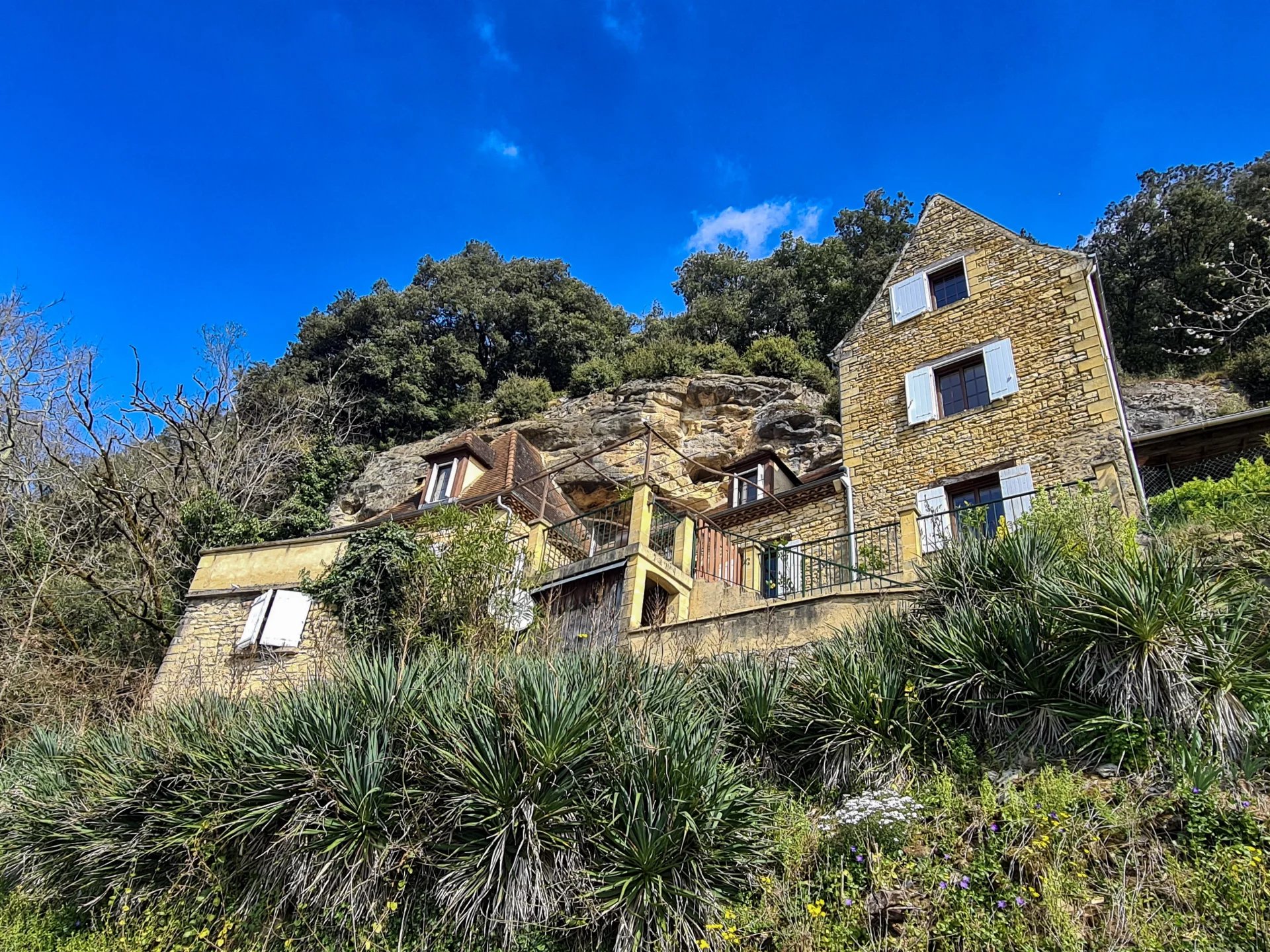Exceptional panoramic bird eyes hillside 4 bed house with own historic cave in La Roque Gageac, Aquitaine – France – BVI76815