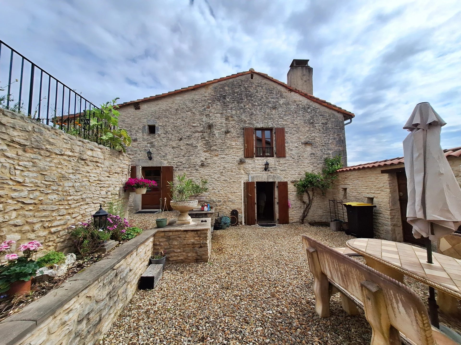 Lovely detached house with pool, Poitou-Charentes – France – BVI80331