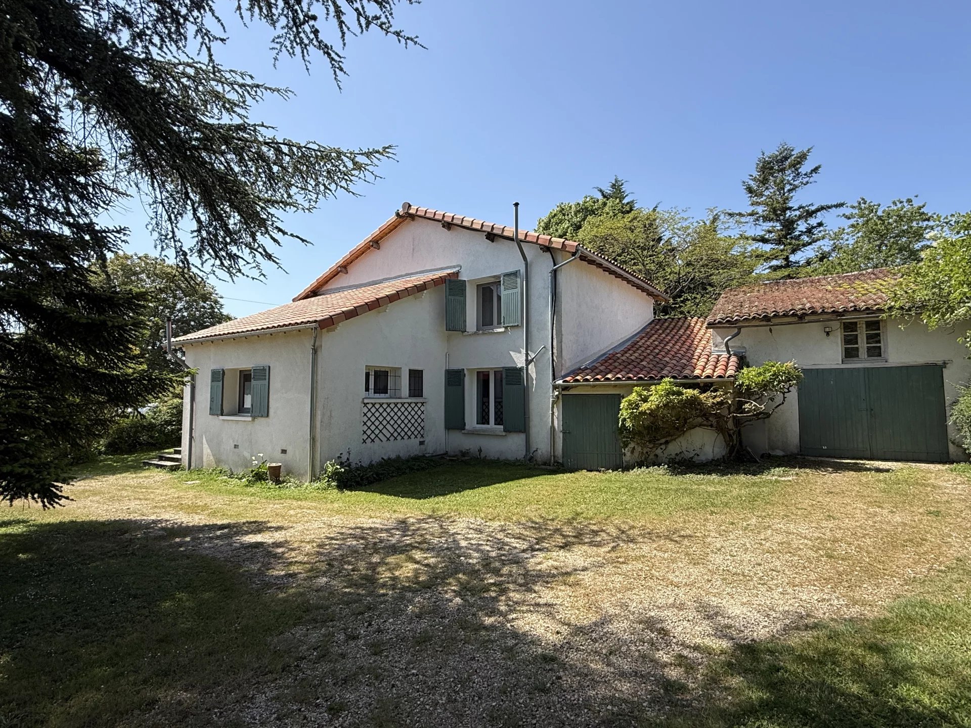 Tastefully renovated 3-bedroom property with outbuildings, Poitou-Charentes – France – BVI75647