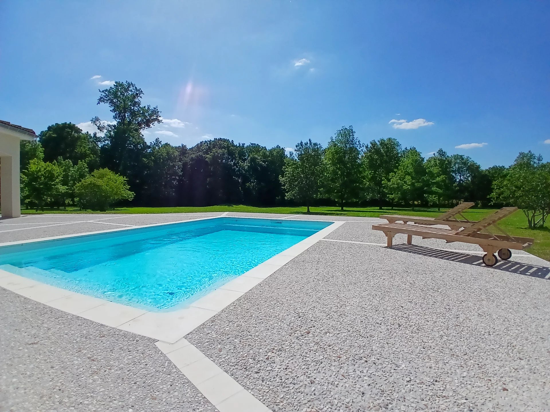 Impressive 5 bedroom villa with pool, beautiful grounds and income potential, Poitou-Charentes – France – BVI81014