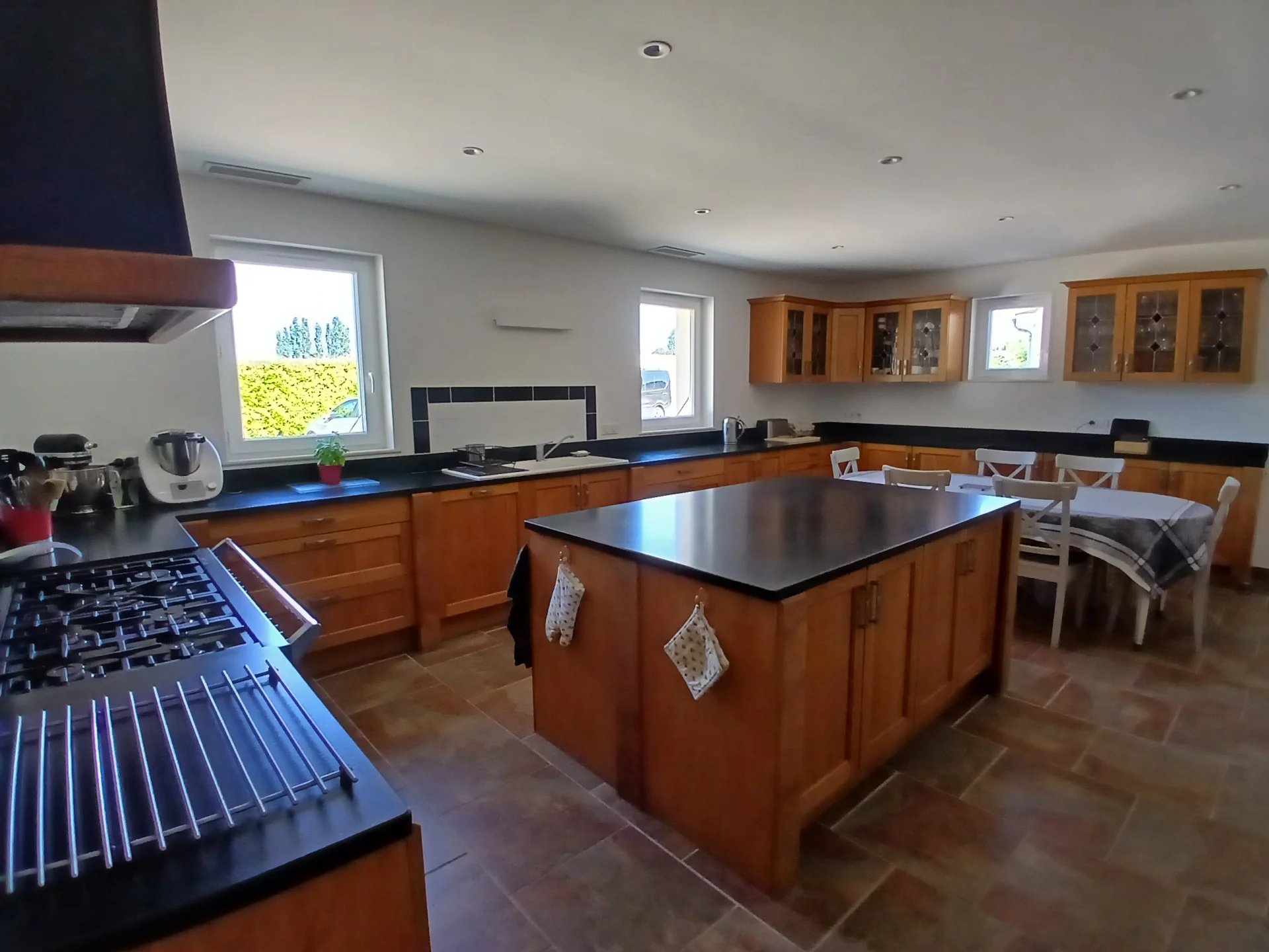 Impressive 5 bedroom villa with pool, beautiful grounds and income potential, Poitou-Charentes – France – BVI81014