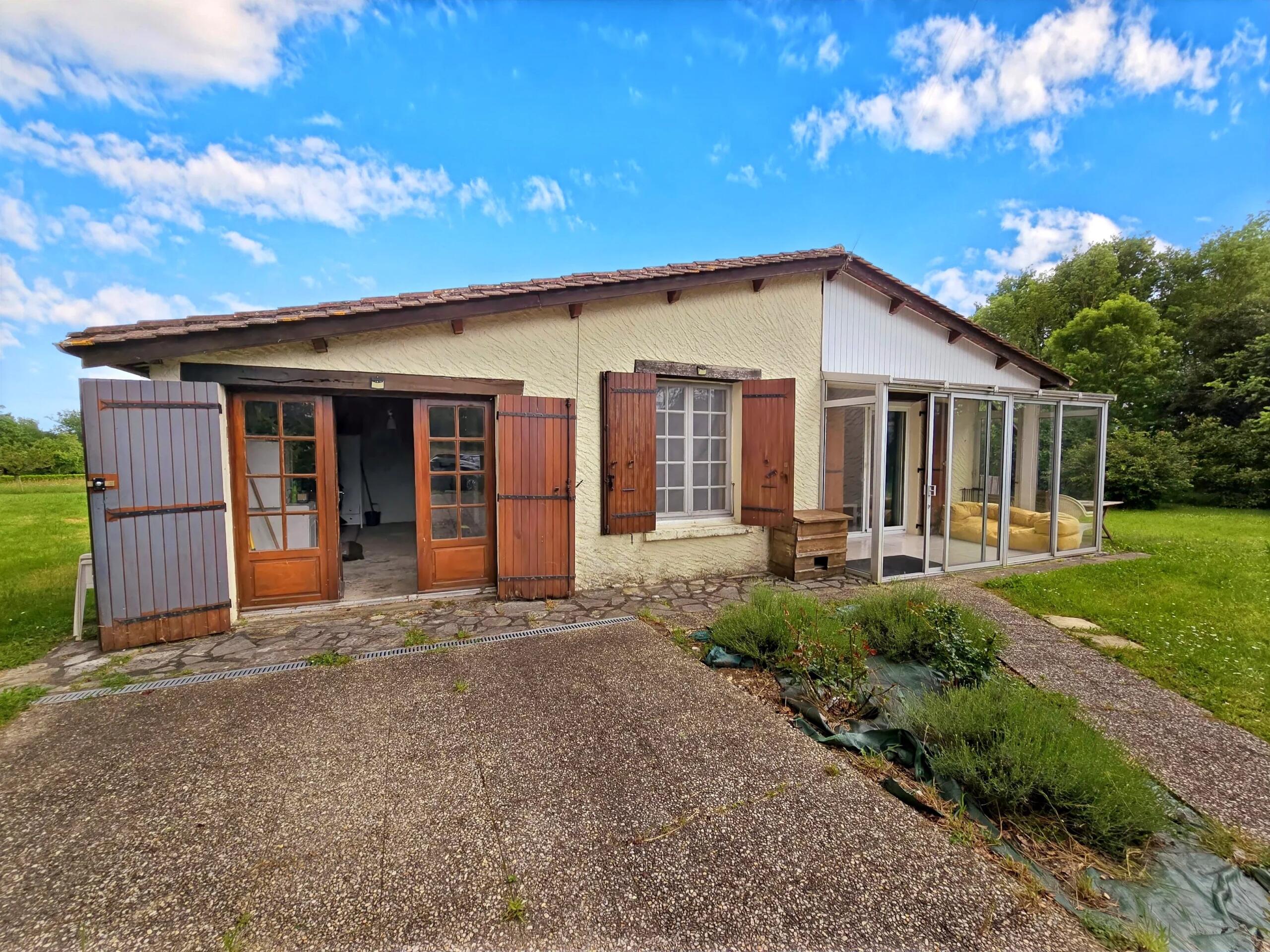 Charming One-Level Home with Spacious Garden Near Lauzun – Great Potential!, Aquitaine – France – BVI80861