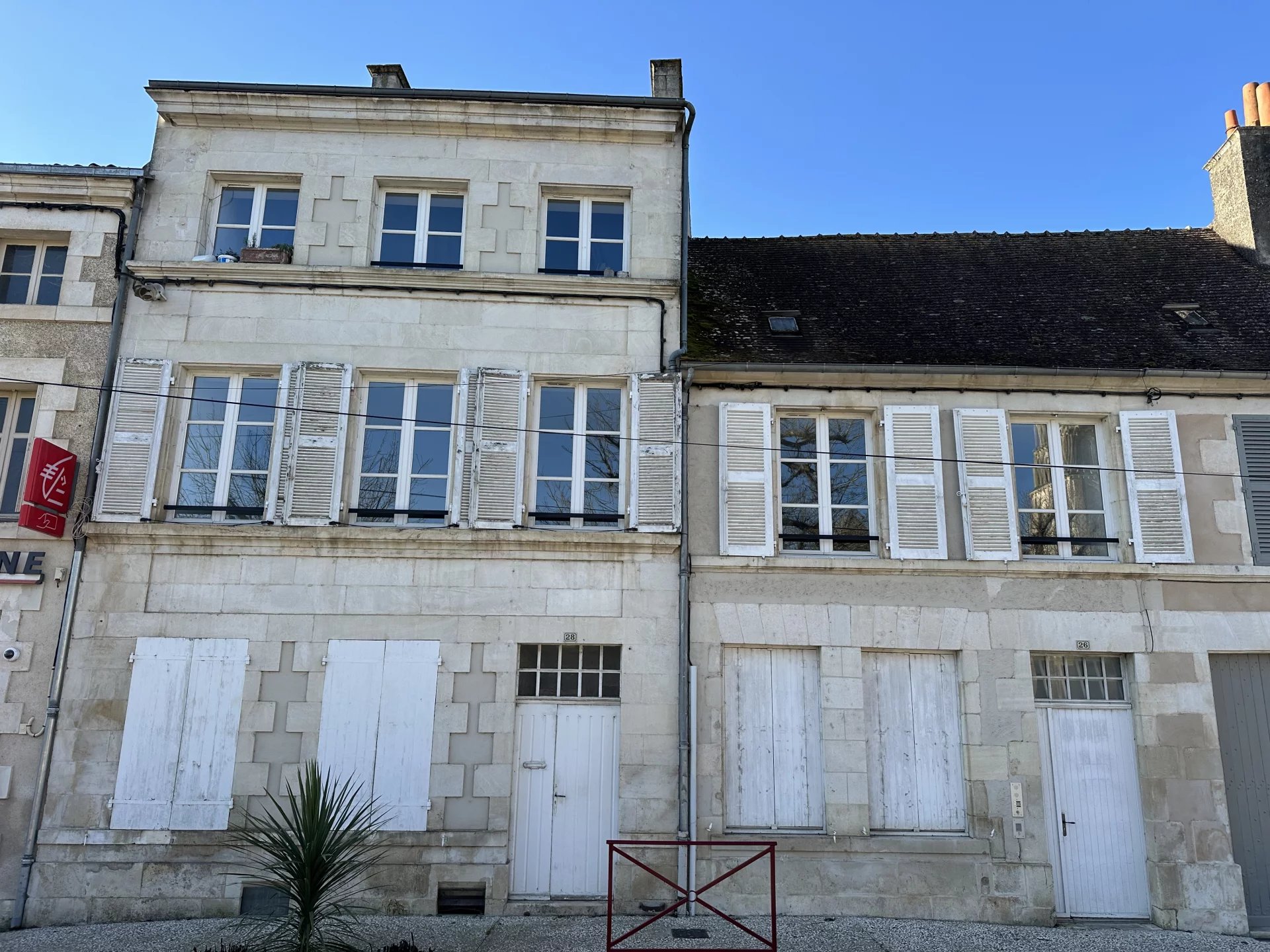Mixed-use building in Saint-Savin – Ideal location with revenue potential, Poitou-Charentes – France – BVI78308