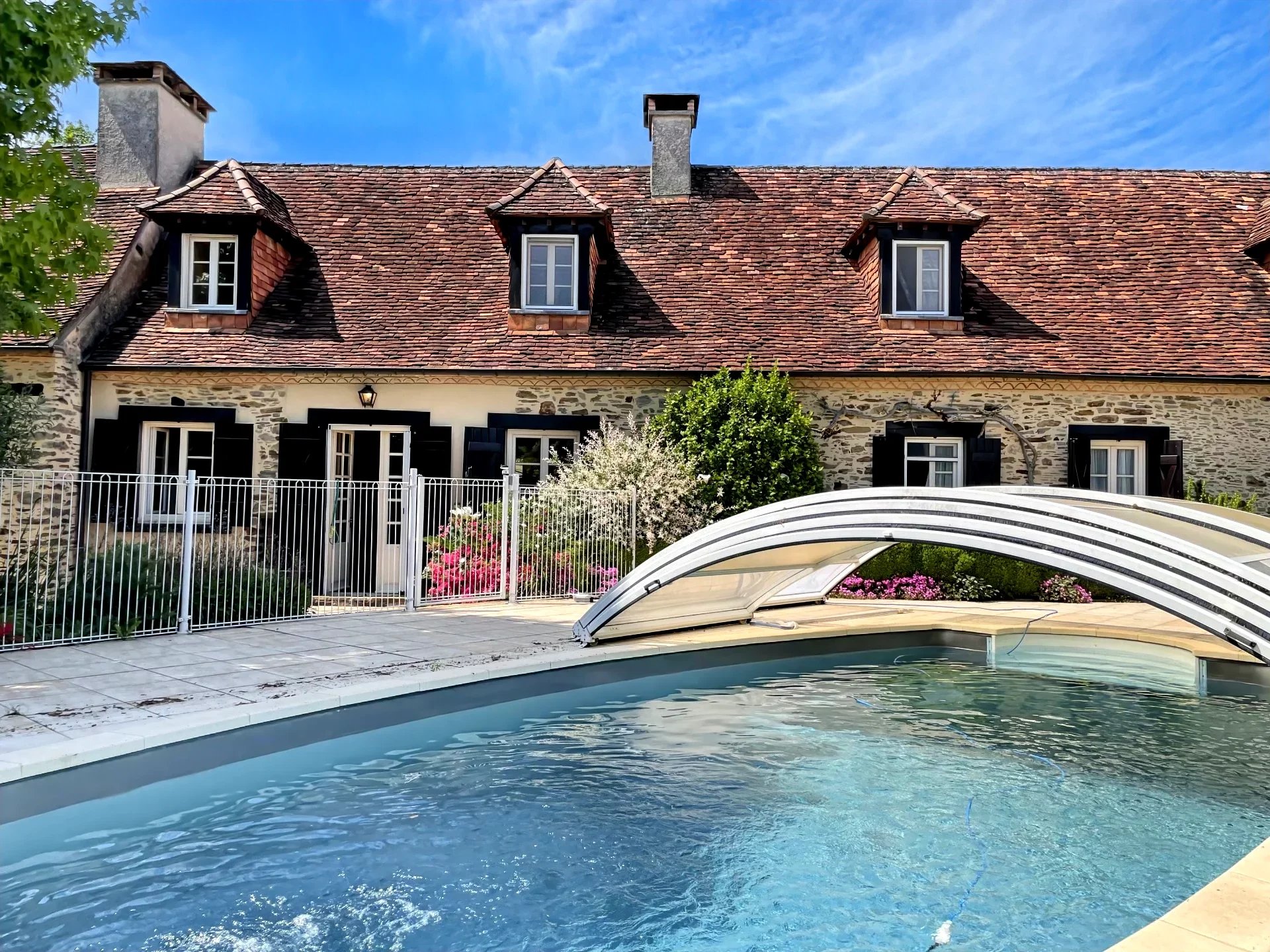 Superb 3-Bedroom House with Pool, Aquitaine – France – BVI80638