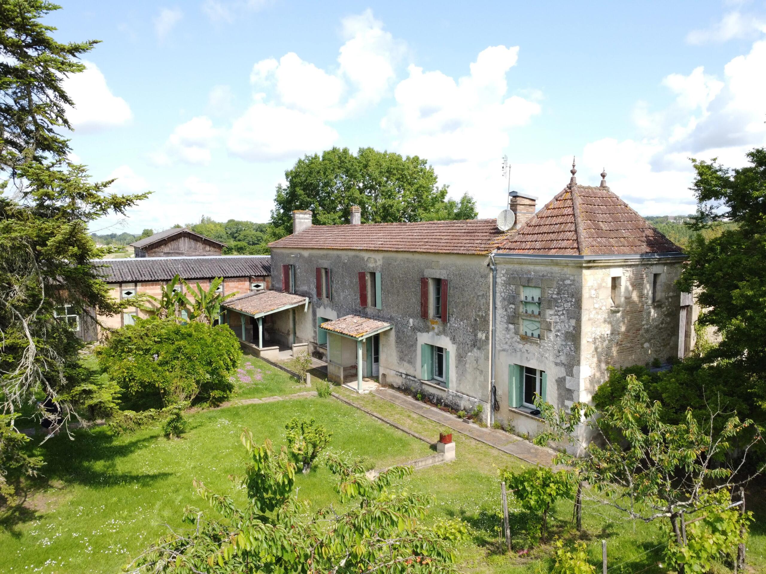 Wonderful historic farmhouse and barns, ripe for development, Aquitaine – France – BVI62918