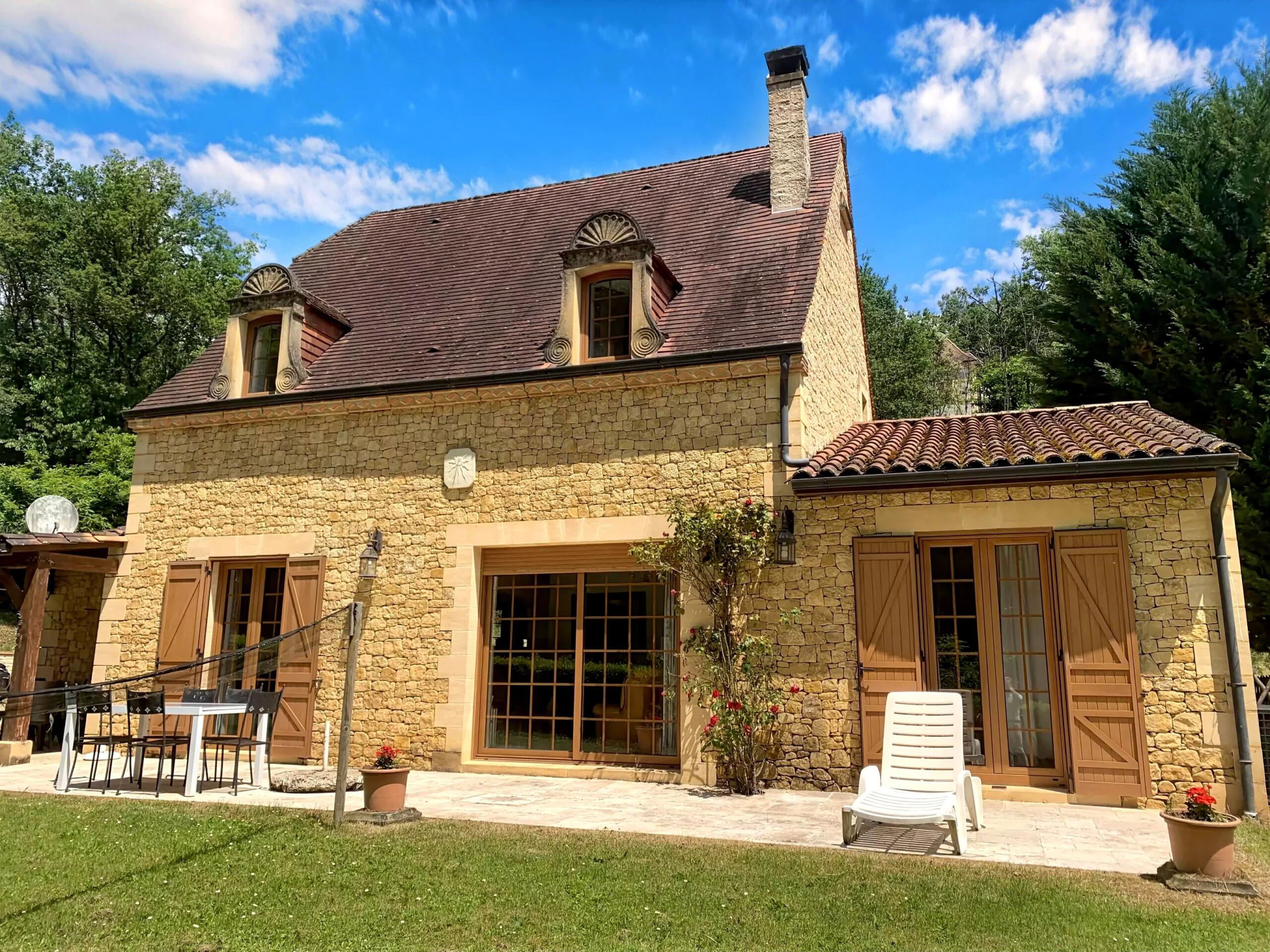 3-Bedroom House with Pool Near Beynac-et-Cazenac, Aquitaine – France – BVI75486