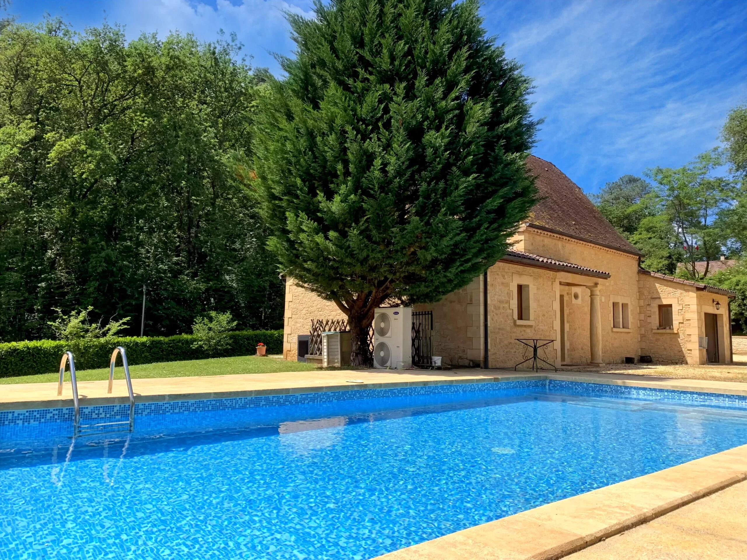 3-Bedroom House with Pool Near Beynac-et-Cazenac, Aquitaine – France – BVI75486