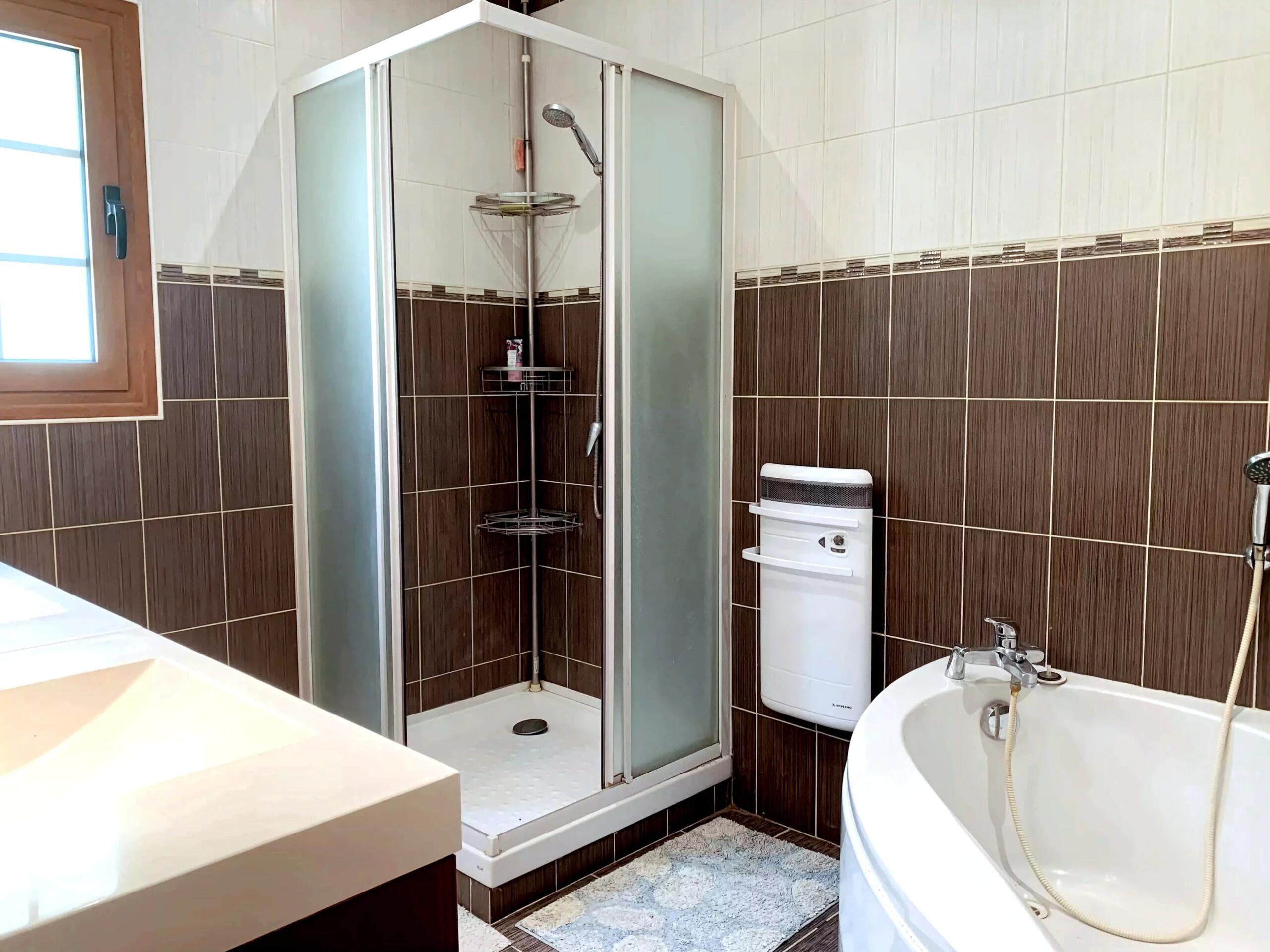 3-Bedroom House with Pool Near Beynac-et-Cazenac, Aquitaine – France – BVI75486