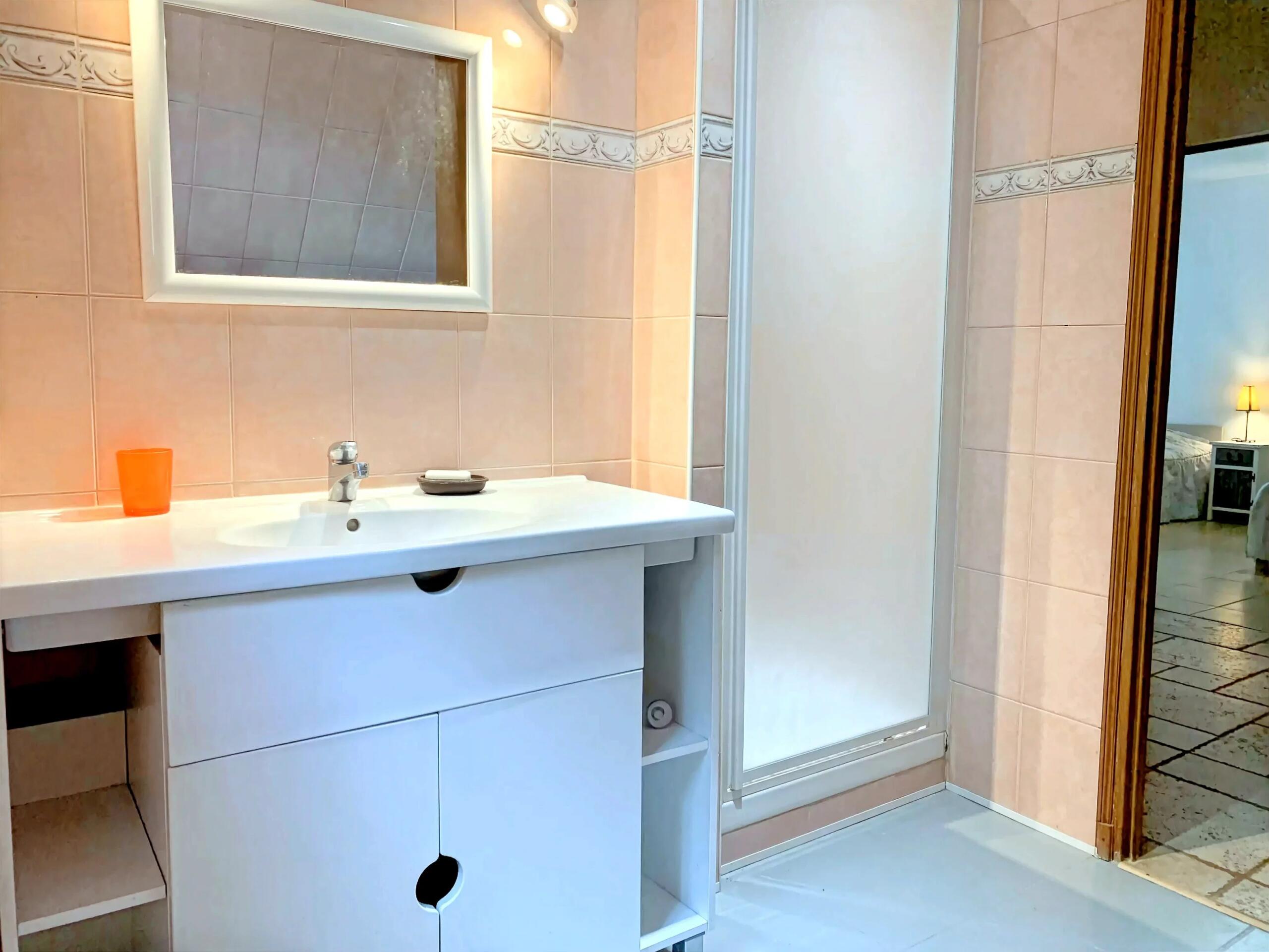 3-Bedroom House with Pool Near Beynac-et-Cazenac, Aquitaine – France – BVI75486