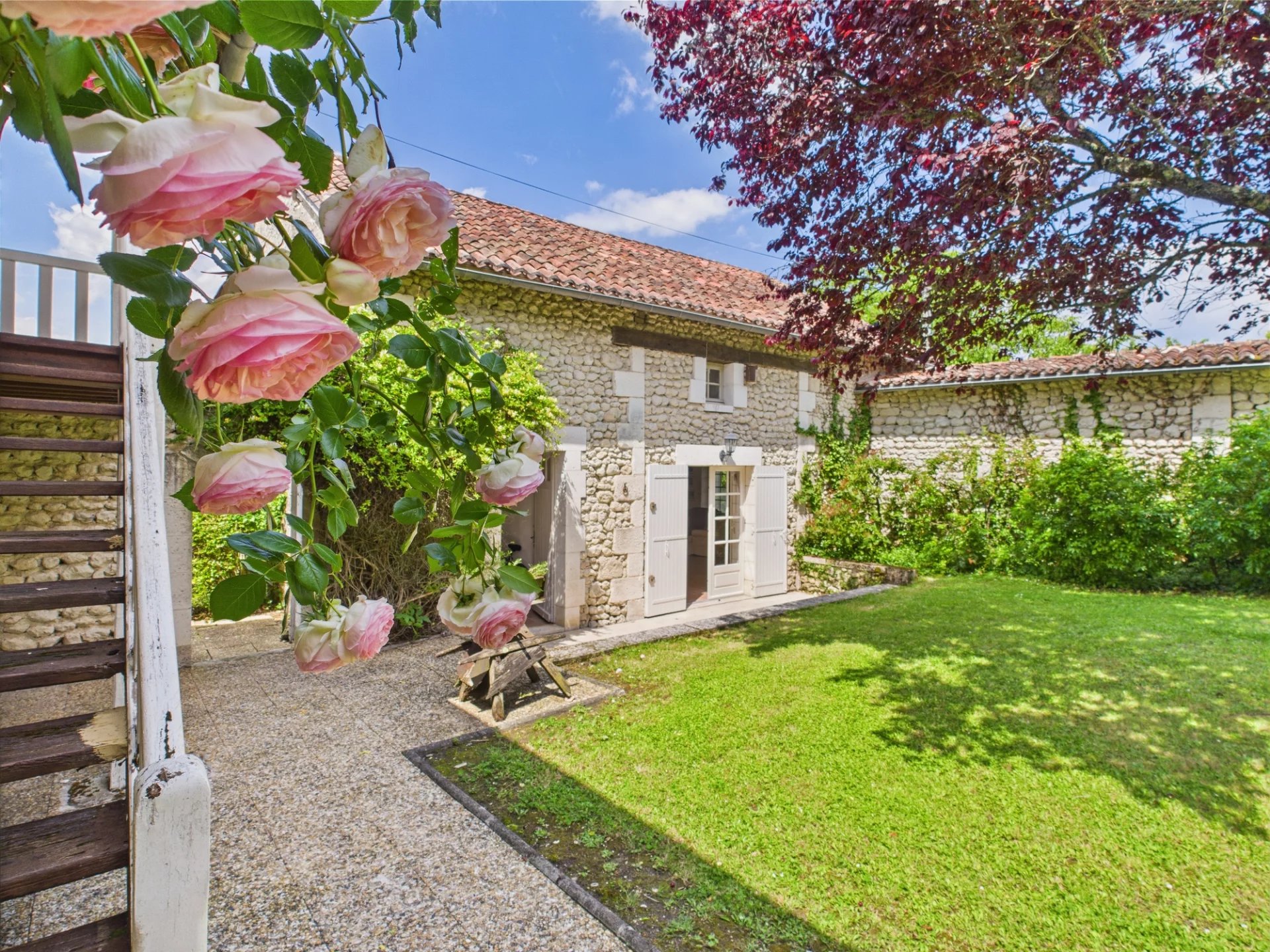 Elegant Domain set in 5 Hectares of Rolling Countryside, Aquitaine – France – BVI78773