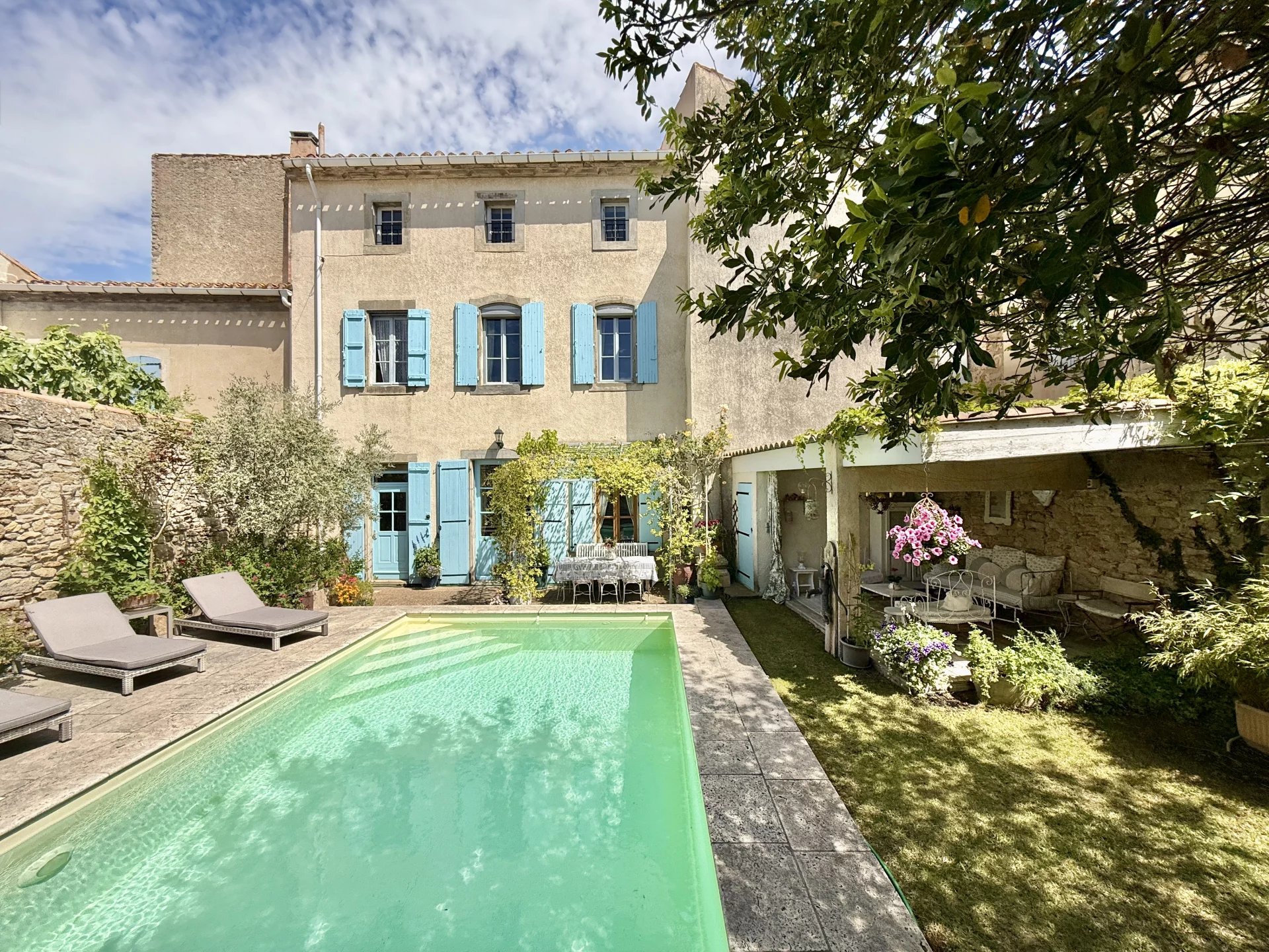 Historical and elegant townhouse with pool, Languedoc-Roussillon – France – BVI80965