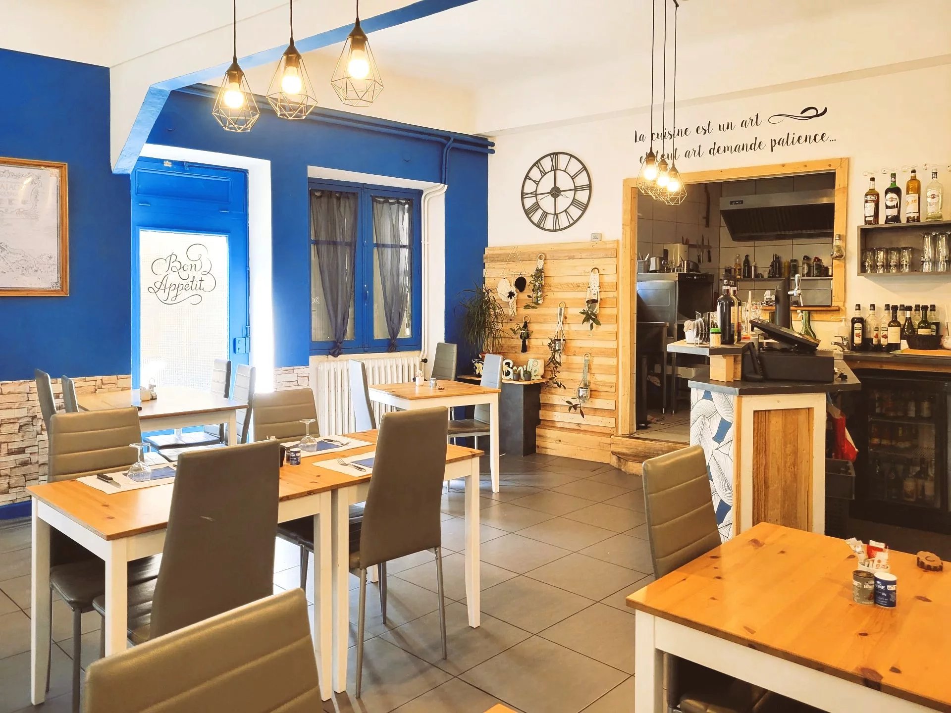 Restaurant Business with Living Accommodation in a Picturesque Aveyron Village, Midi-Pyrénées – France – BVI80695