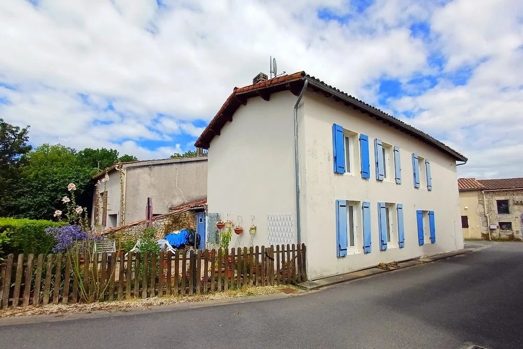 3 bed home with courtyard garden 20kms from the coast, Poitou-Charentes – France – BVI76331