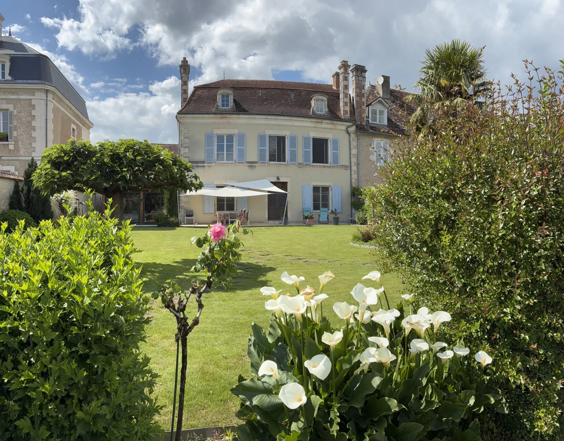 Elegant riverside Manor House in the heart of Saint Savin, Poitou-Charentes – France – BVI80137
