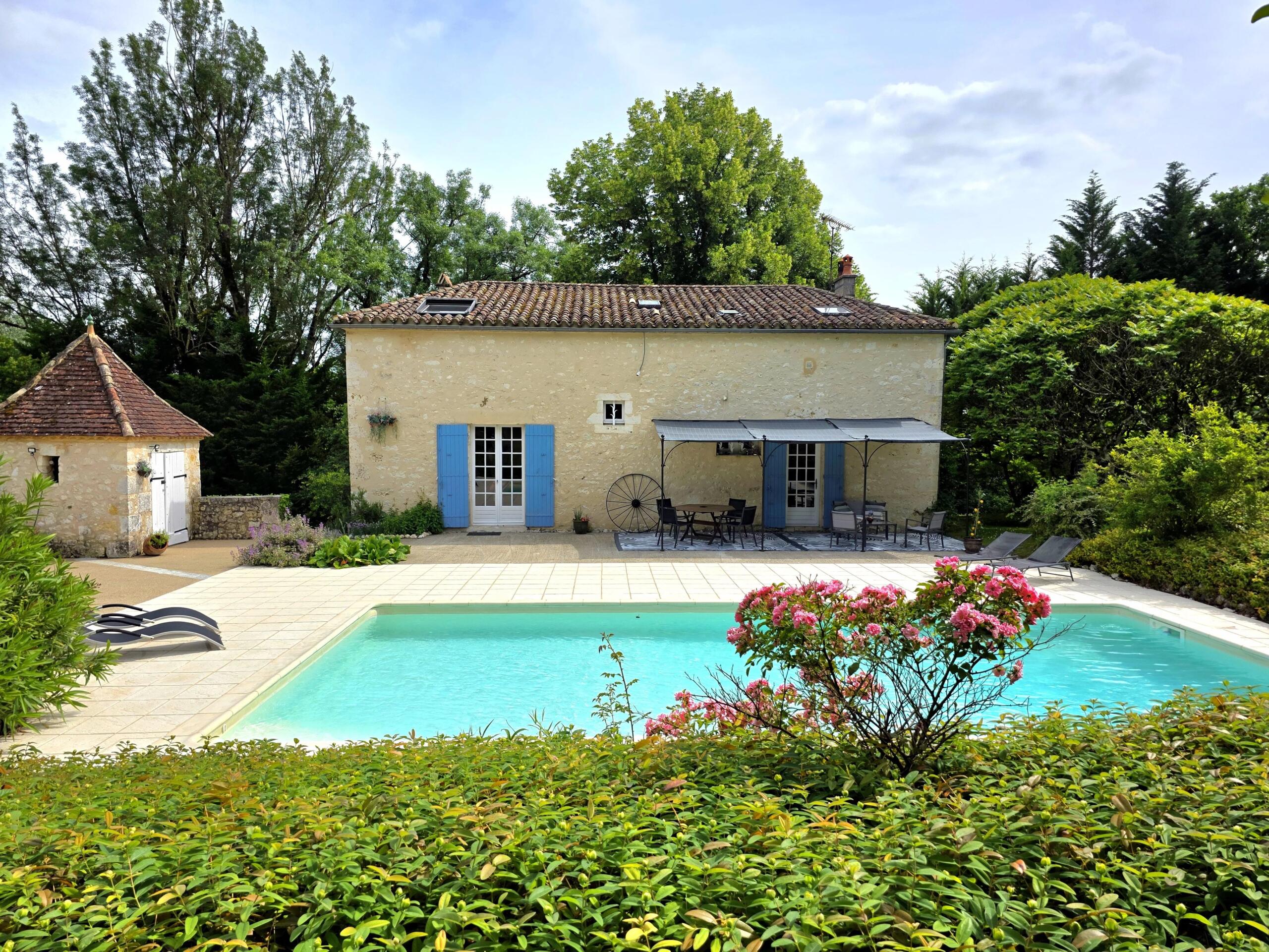 Beautiful stone house with pigeonnier, barn and pool, Aquitaine – France – BVI72249