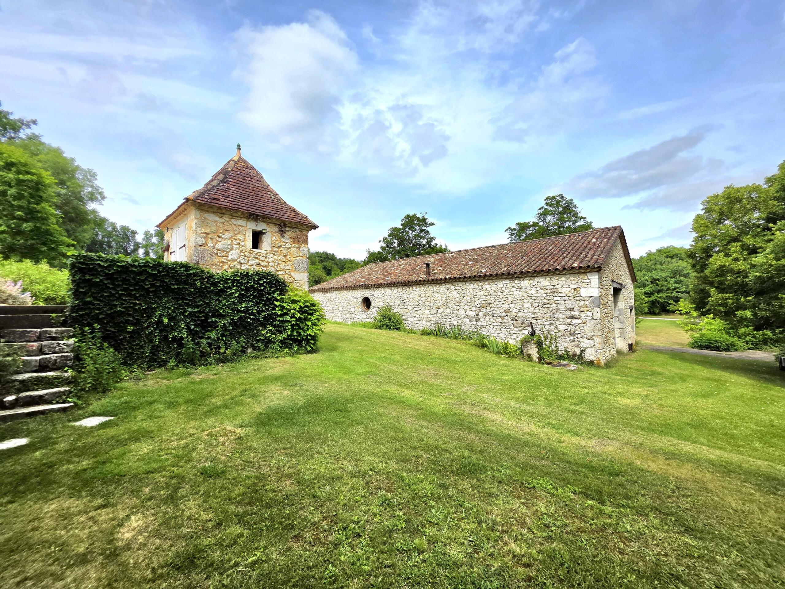 Beautiful stone house with pigeonnier, barn and pool, Aquitaine – France – BVI72249