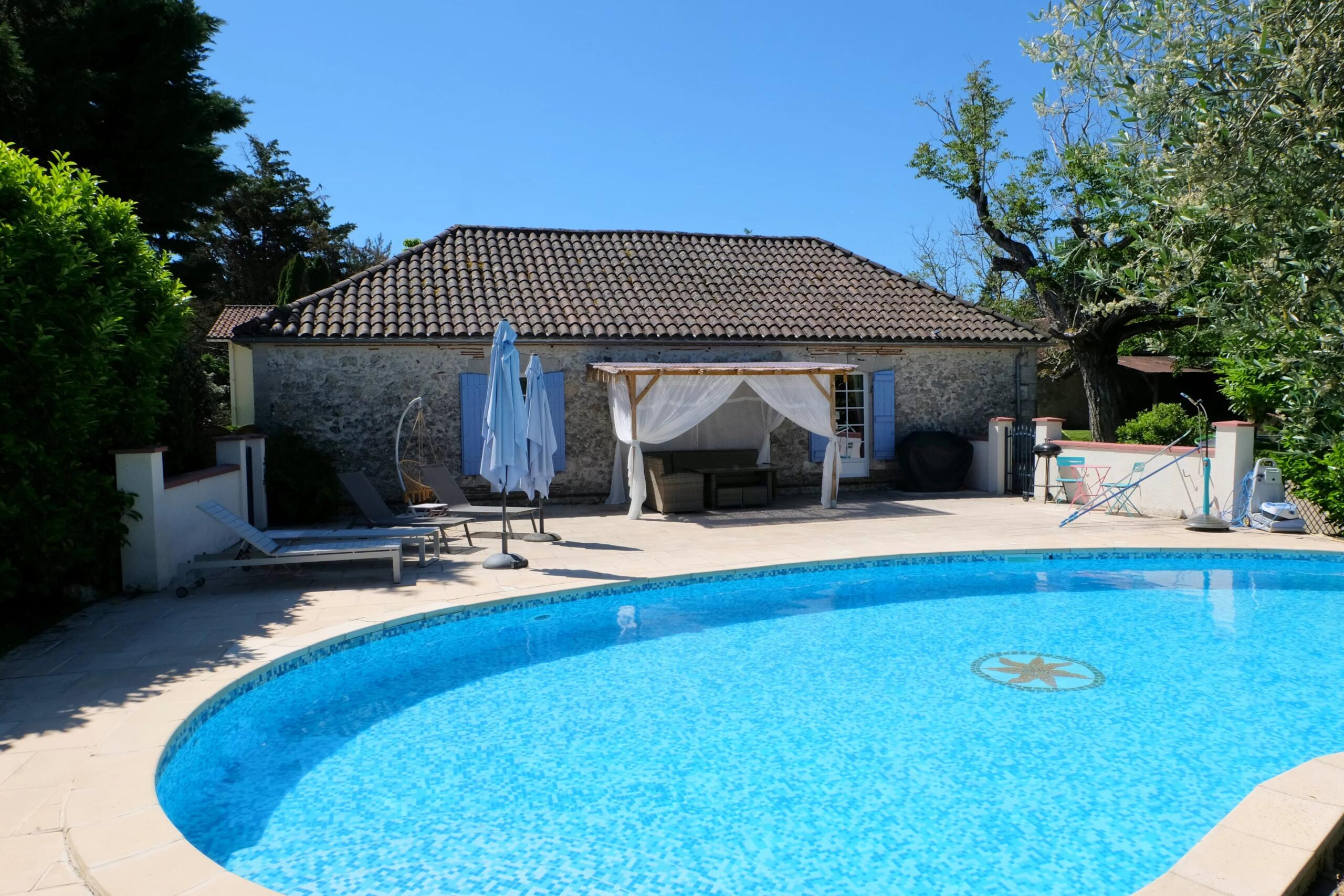 Character stone farmhouse with a fabulous guest house and tiled swimming pool, Aquitaine – France – BVI61958