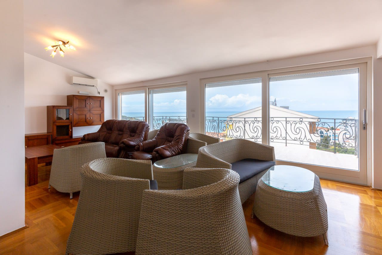 Spacious 2-Bedroom Apartment with Sea View, Montenegro – MREVE28