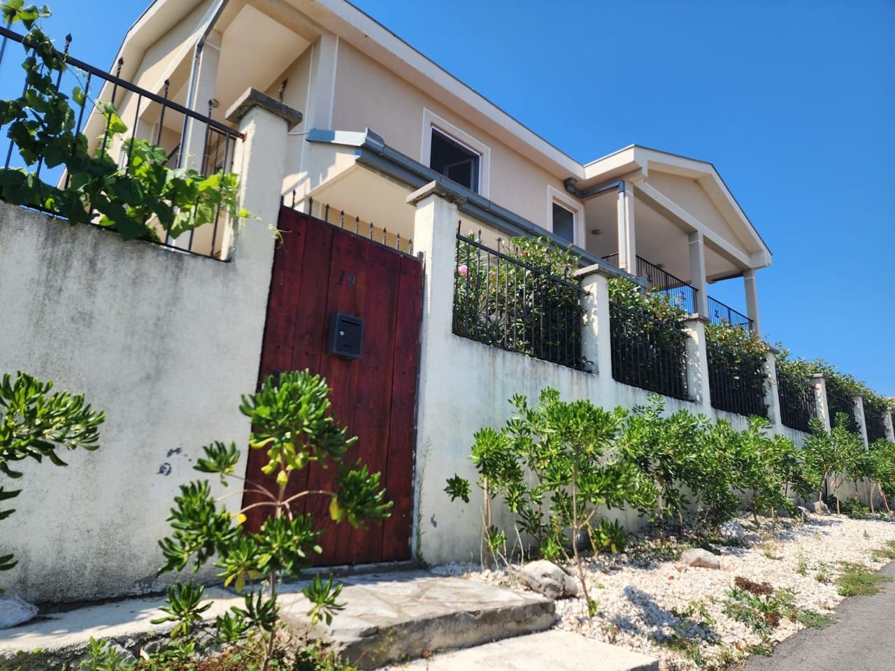 Houses for Sale in Tivat – Premium 3-Bedroom Villa in Radovići, Montenegro – MREDEL-01