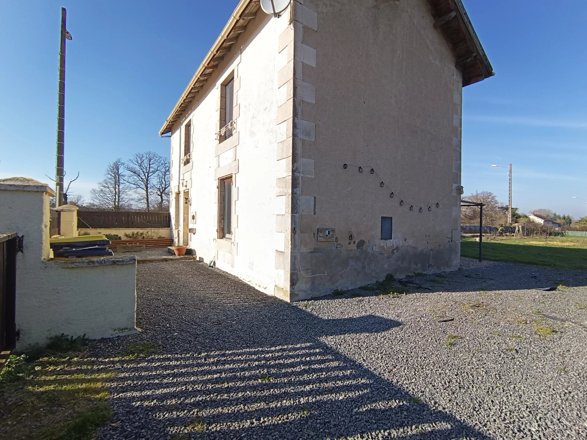 2 bedroom house with workshop and land, Poitou-Charentes – France – BVI79559