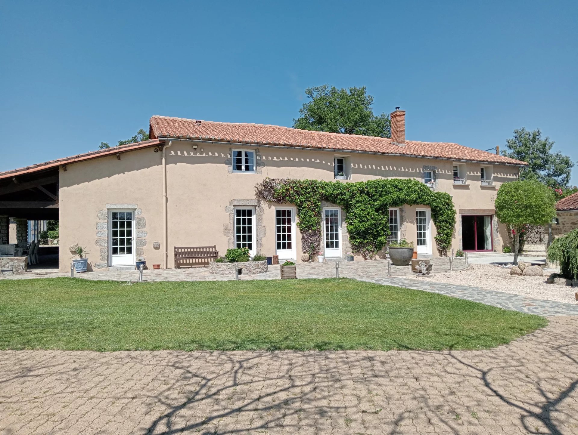 Superb Farmhouse with heated pool, Poitou-Charentes – France – BVI75073