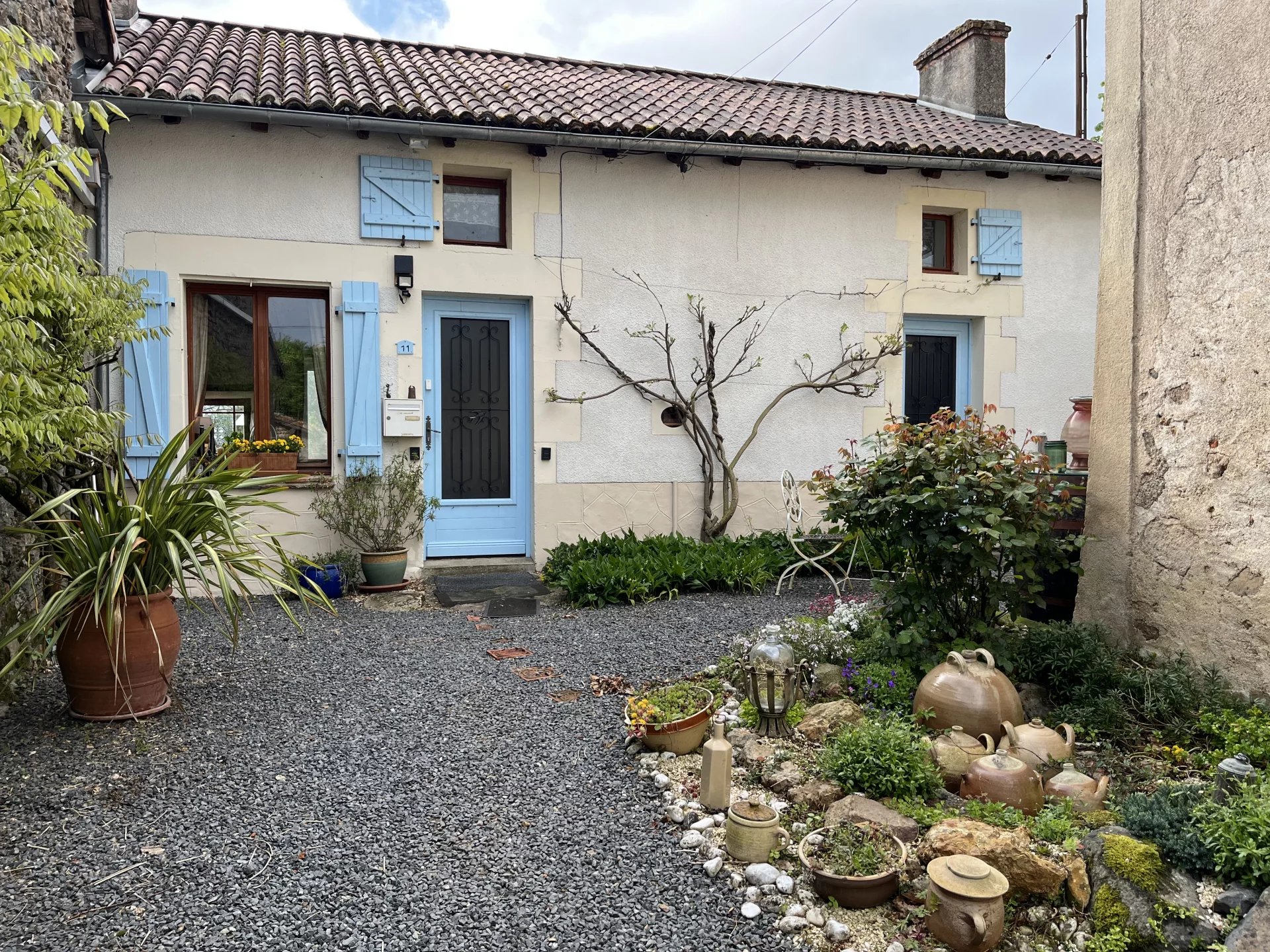 Stunning cottage with separate annexe, pool  and outbuildings, Poitou-Charentes – France – BVI80657
